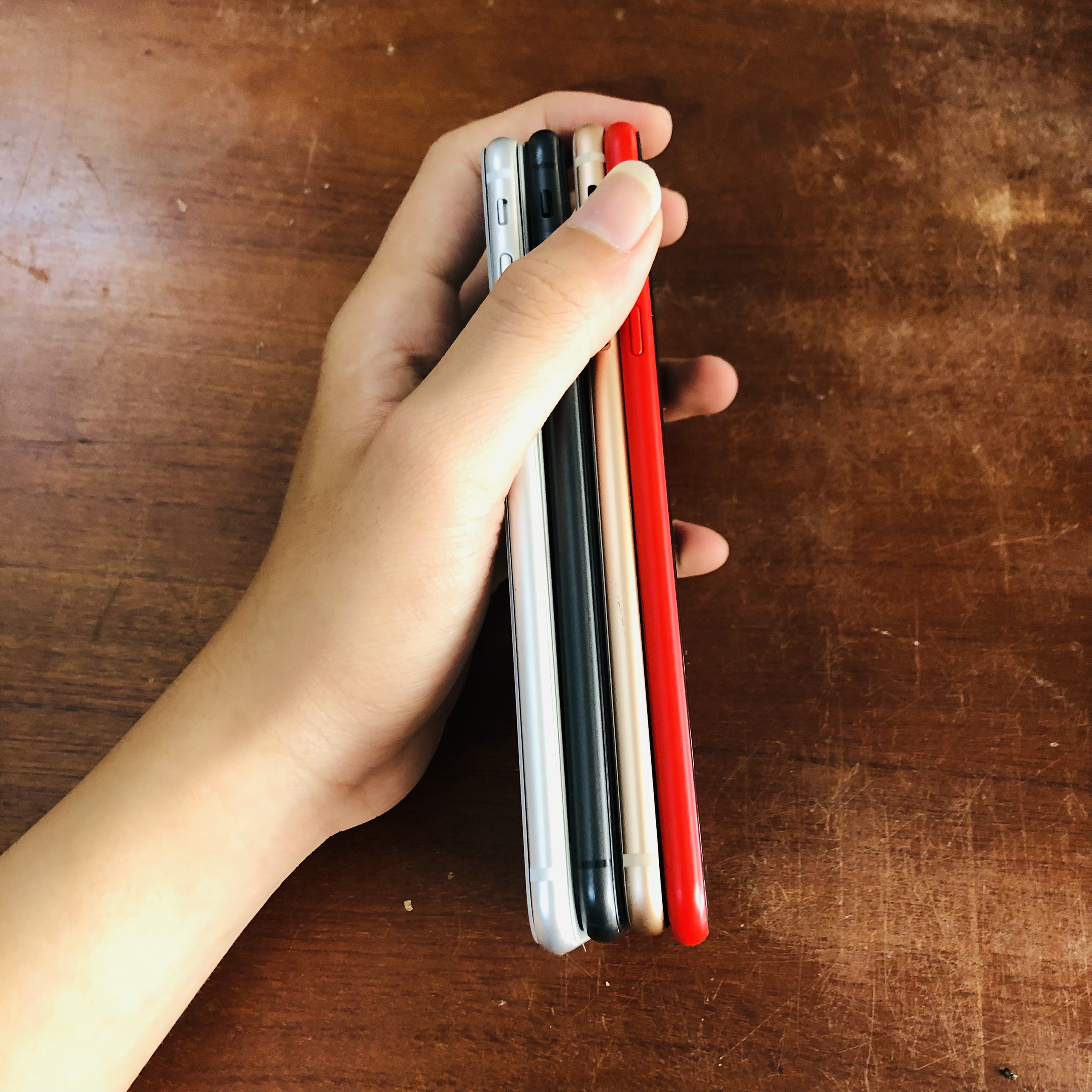 Mô hình trưng bày 8plus màu vàng, đỏ, đen, trắng