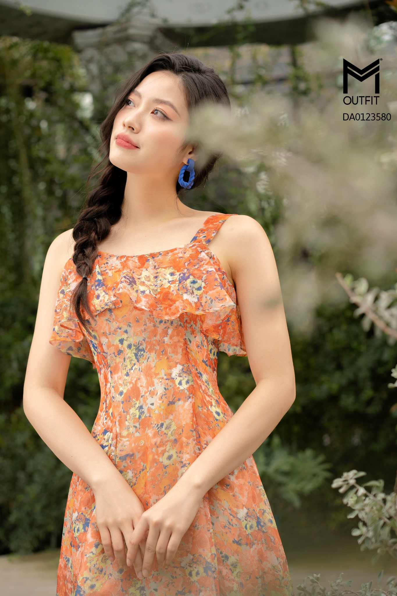 Đầm dáng xòe, hai dây, cổ bèo