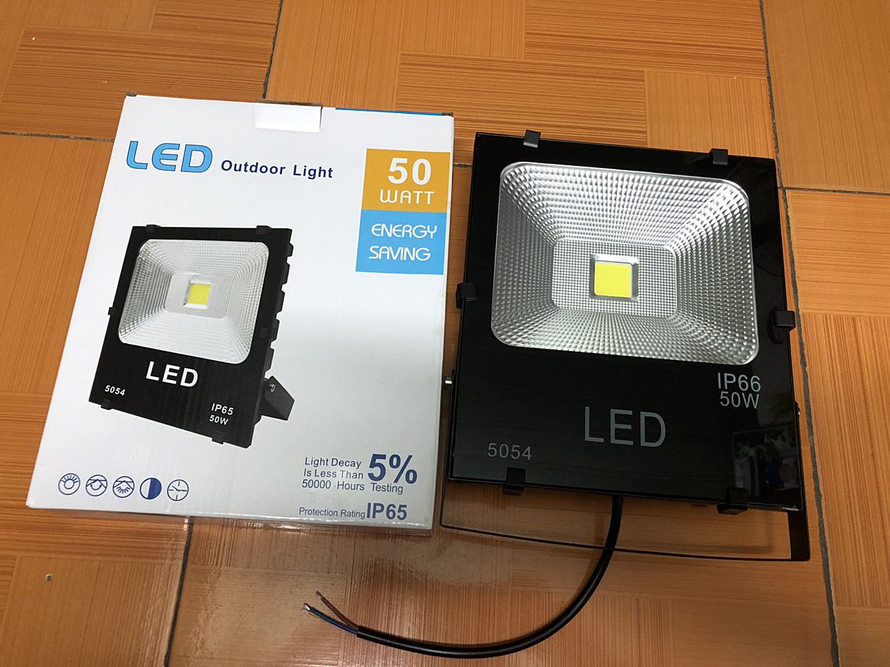 Đèn pha led 12V 10w-20w-30w-50w Siêu tiết kiệm điện, khả năng chống nước chuẩn IP 65,dùng bình ác quy cho tàu bè đi biển