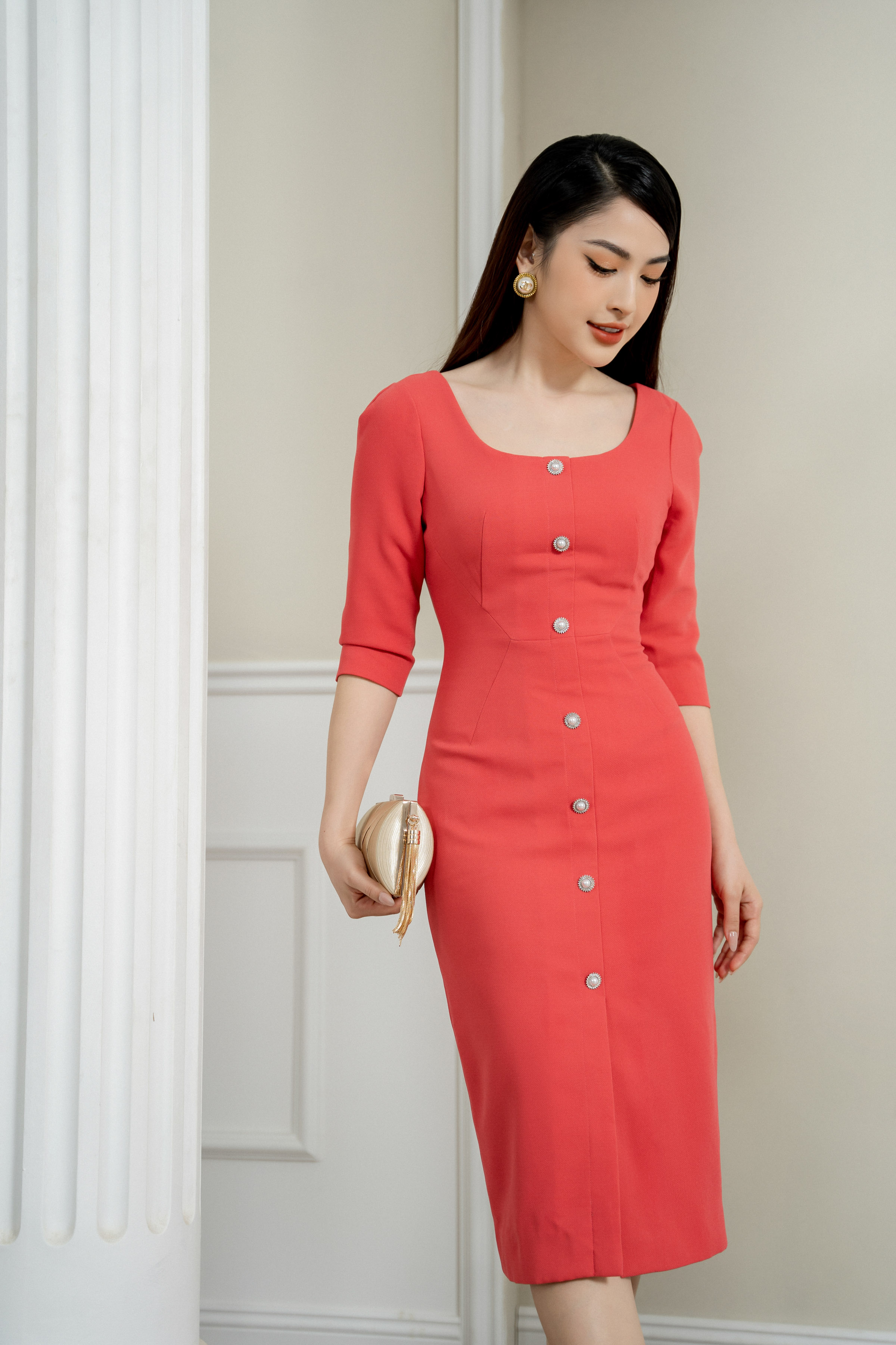 Đầm đỏ dáng ôm phối cúc SIXDO (Red Horn-buttons Midi Dress)