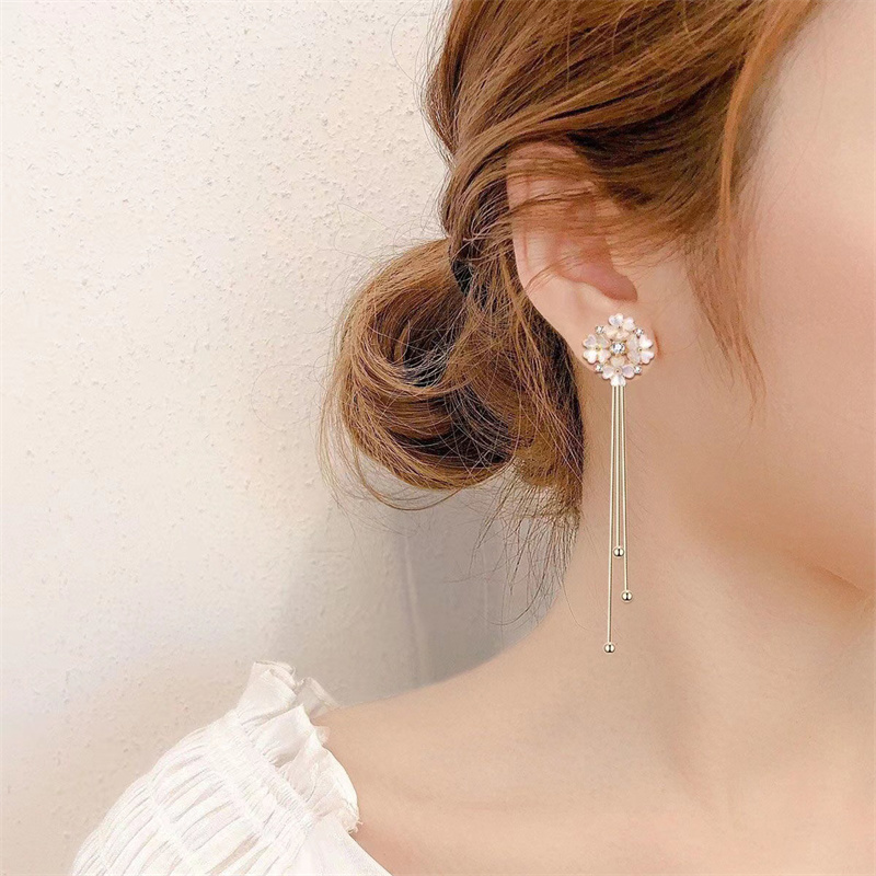 1Pair%20Fashion%20Korean%20Style%20Long%20Dangle%20Earrings%20For%20Women%20Shiny%20Flower%20Tassel%20Drop%20Earring%20Vintage%20Gold%20Color%20Jewelry%20-%20Image%207