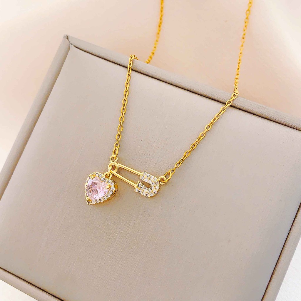New 2024 Exquisite Crystal Safety Pin Love Heart Pendant Necklace Titanium Steel Gold Metal Necklace for Women Fashion Accessories Gifts.