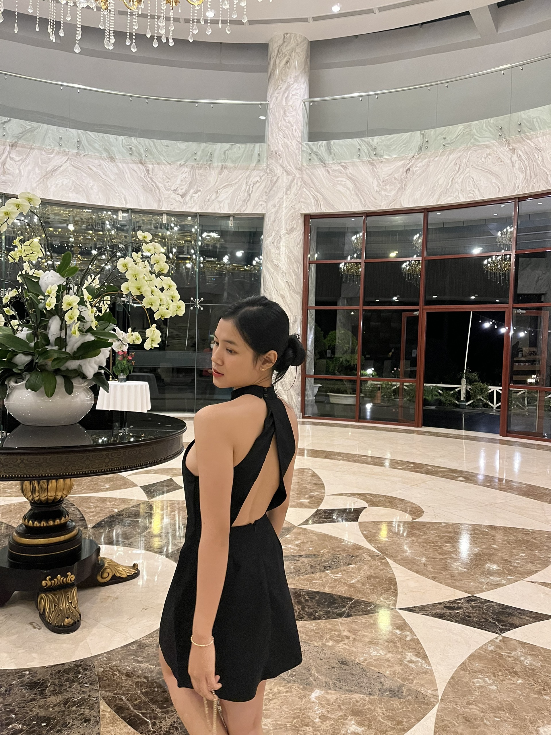 [Ảnh thật shop tự chụp] Đầm yếm cổ trụ thanh lịch quyến rũ