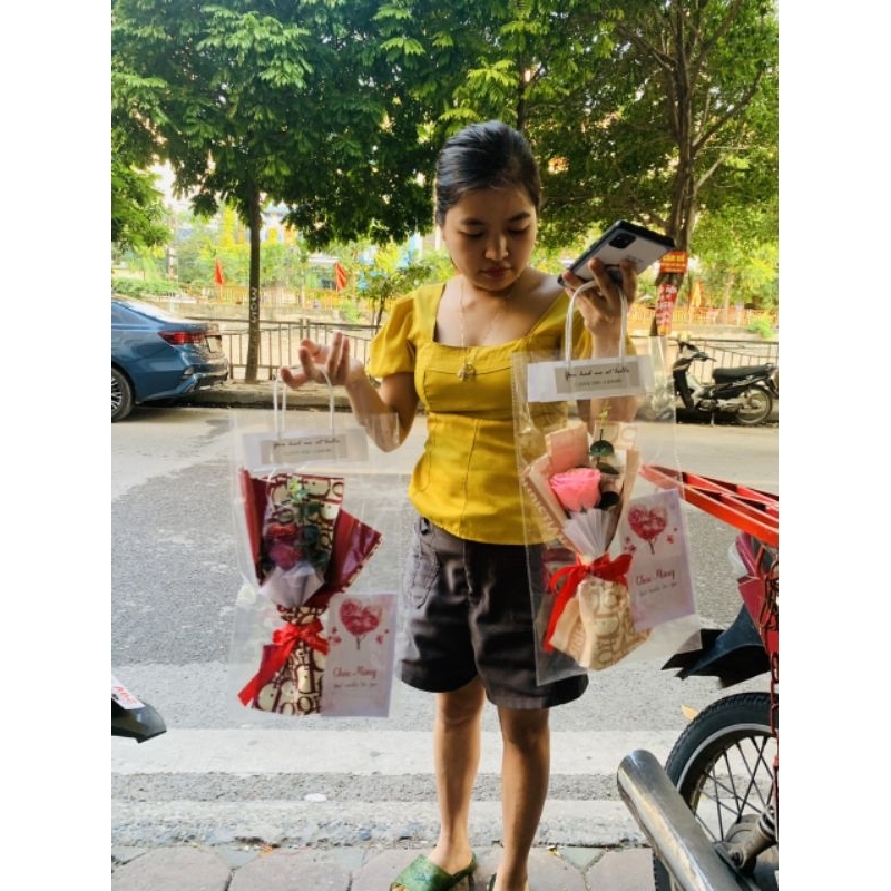Hoa sáp quà tặng kèm túi và thiệp 