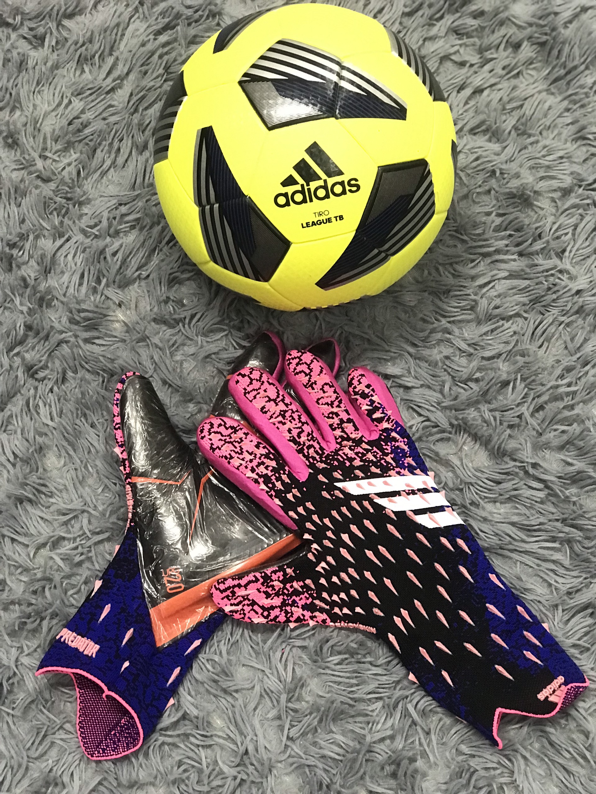 Găng tay thủ môn adidas predator pro freak 2021 cao cấp
