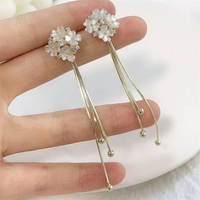 1Pair%20Fashion%20Korean%20Style%20Long%20Dangle%20Earrings%20For%20Women%20Shiny%20Flower%20Tassel%20Drop%20Earring%20Vintage%20Gold%20Color%20Jewelry%20-%20Image%208