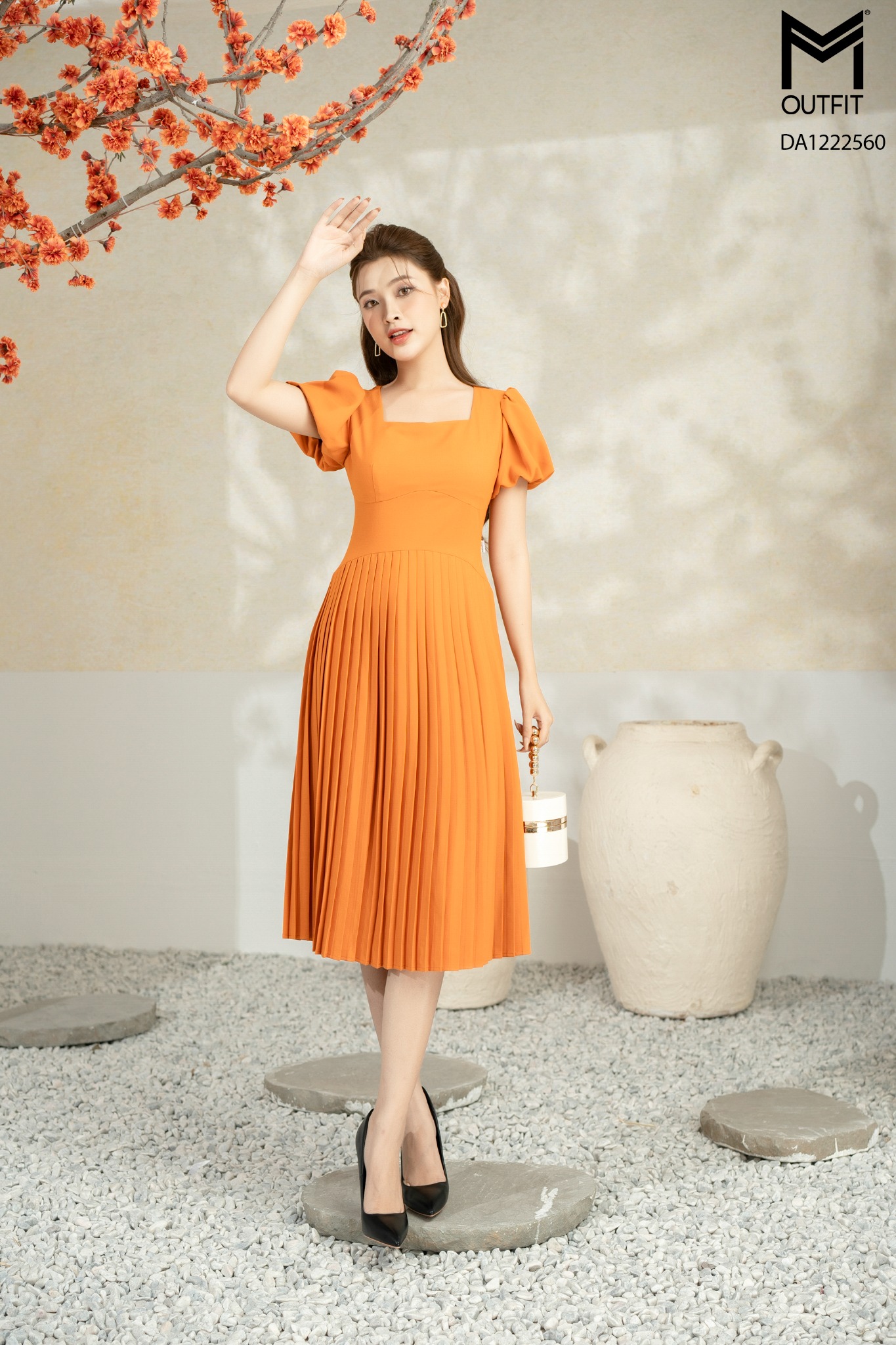 Đầm dáng xòe, tay bồng, tùng xếp ly