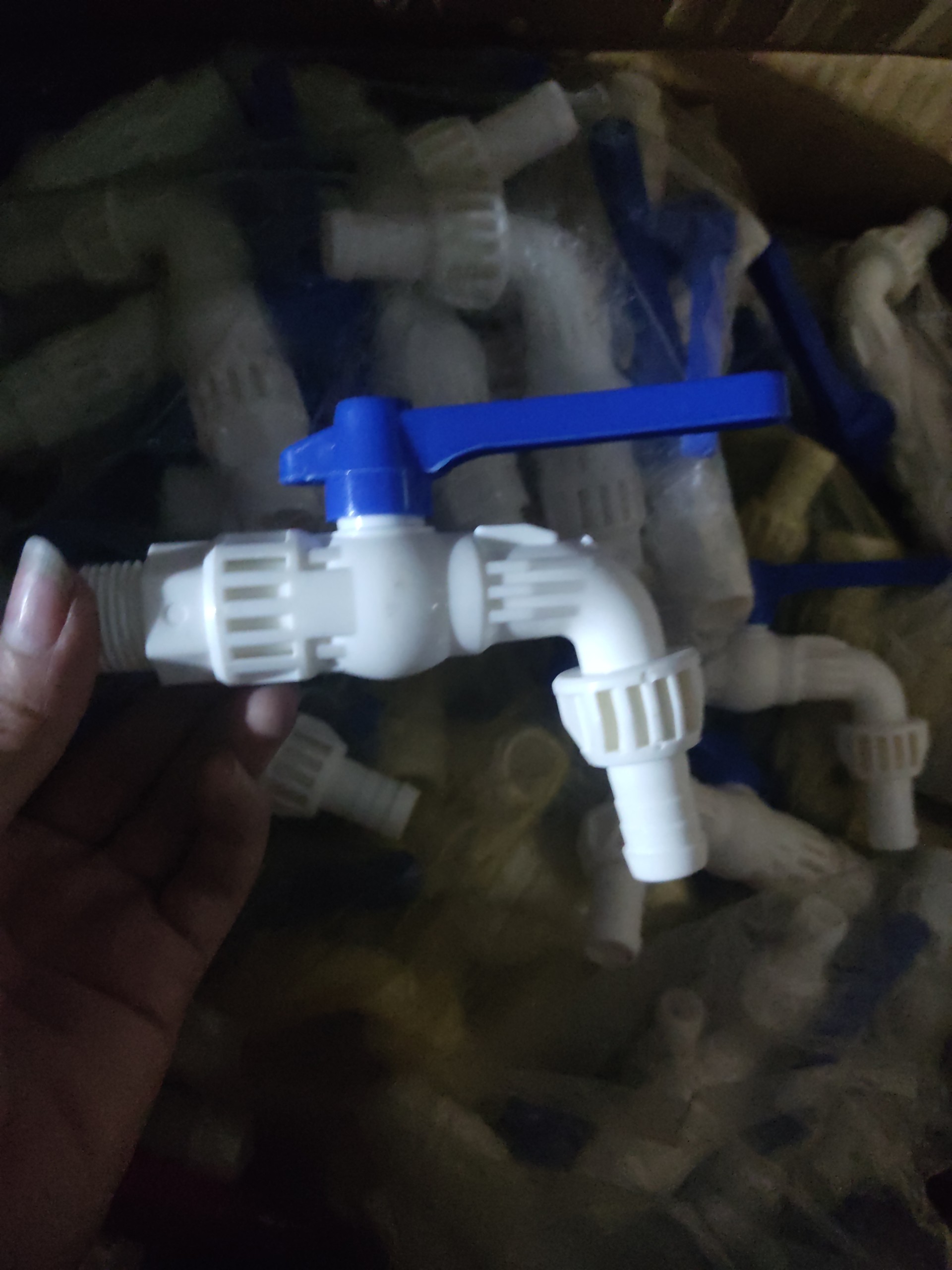 Vòi Nước Nhựa Vòi Hồ Nhựa Trắng Tay Gạt Xanh Xả Nước Ren 21 Và 27