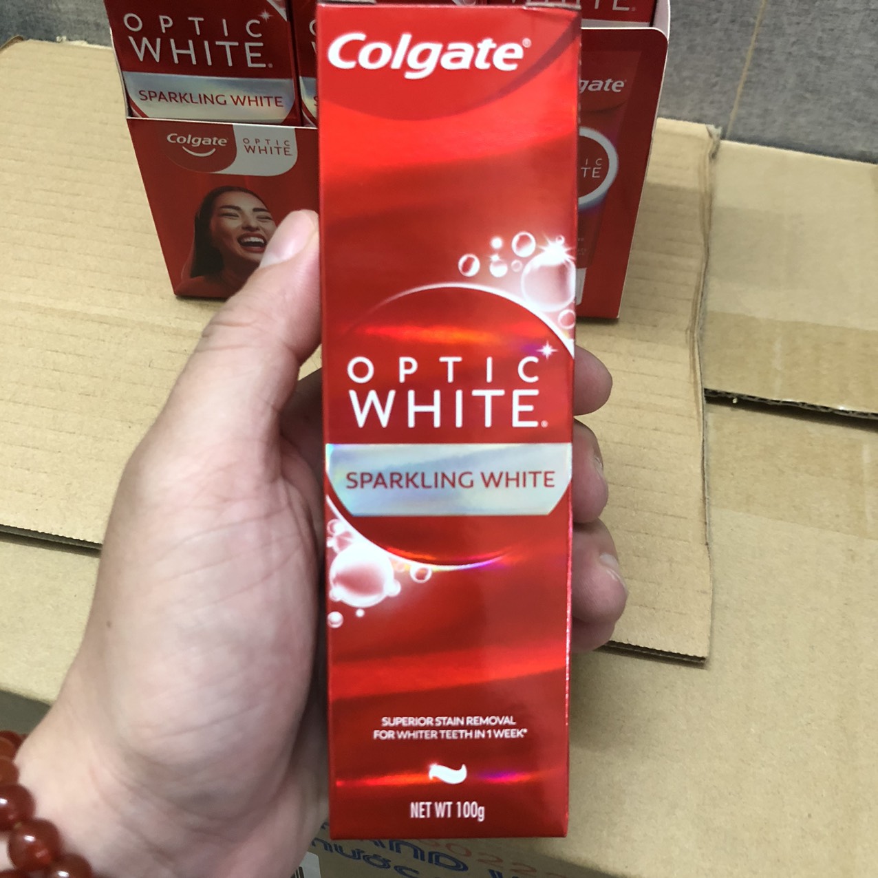 Kem đánh răng Colgate Optic Sparkling White làm trắng sáng răng 100g