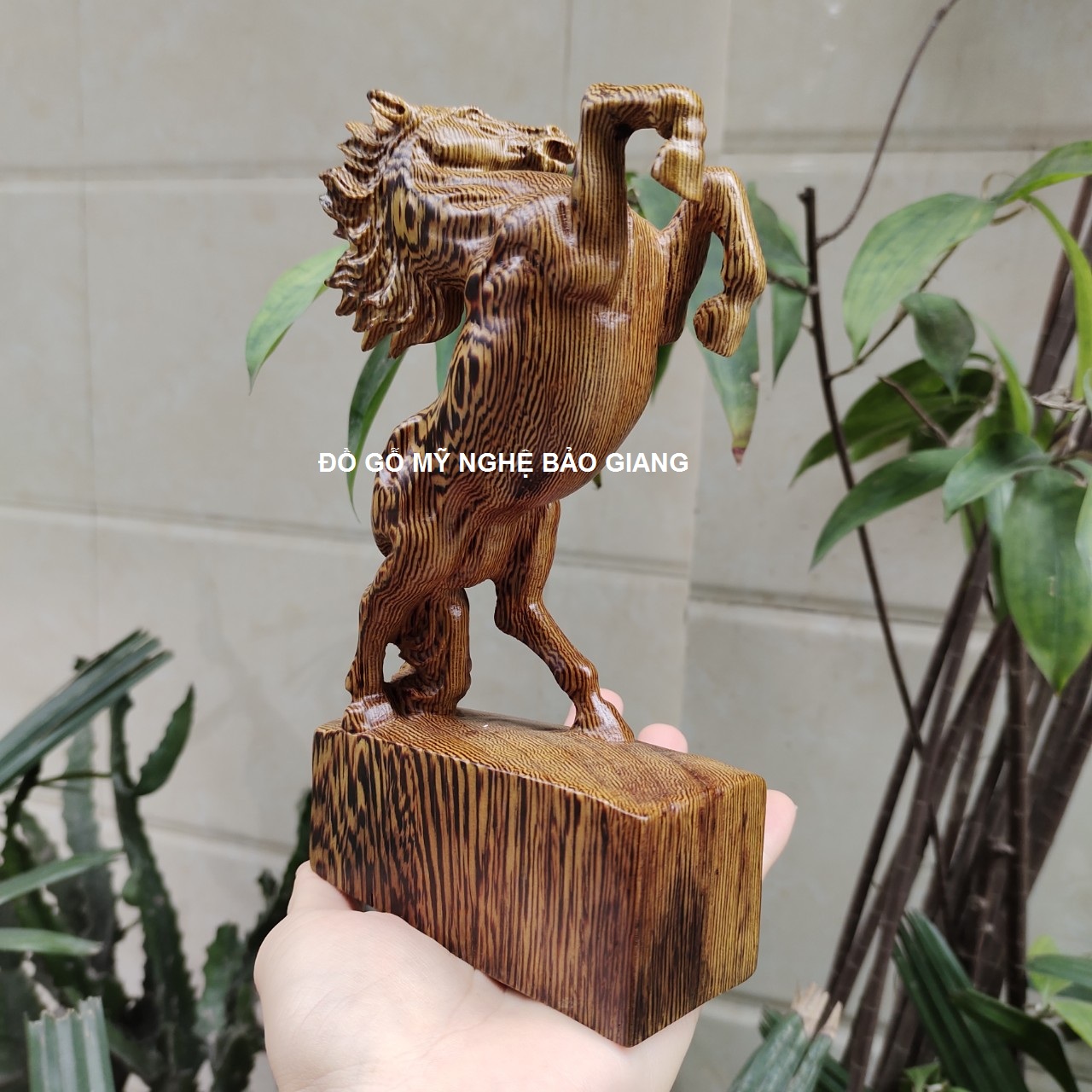 Tượng con ngựa gỗ mun đuôi công cao 20 cm