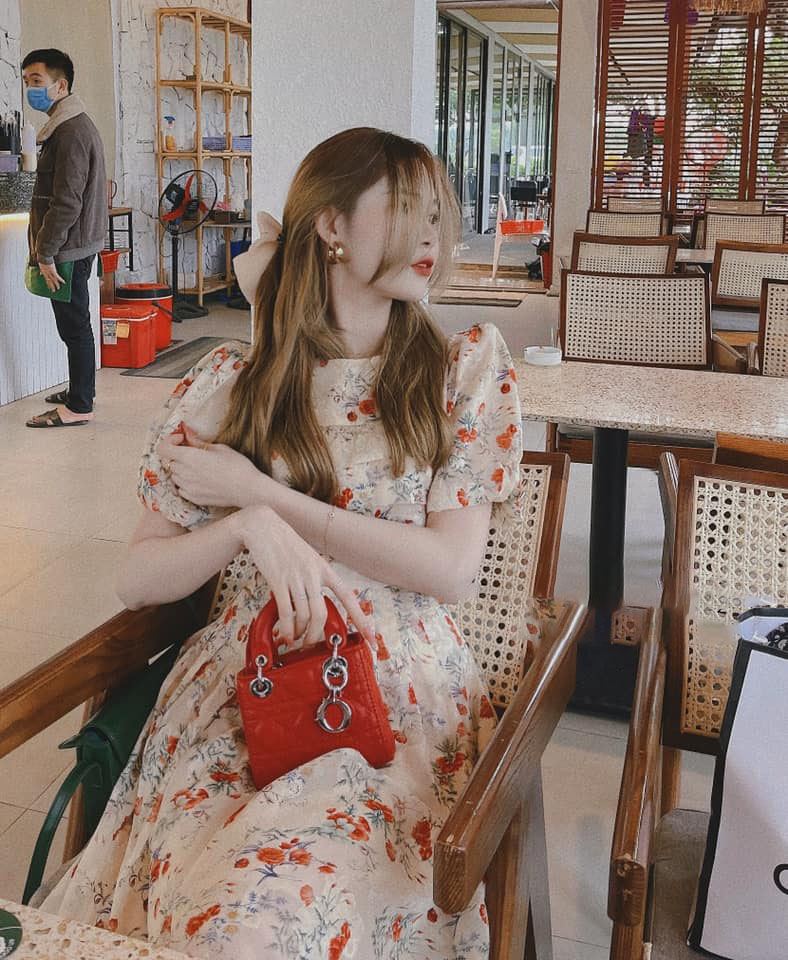 váy voan hoa đỏ