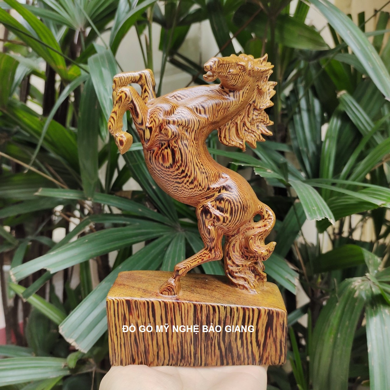 Tượng nhất mã phi thiên gỗ mun đuôi công