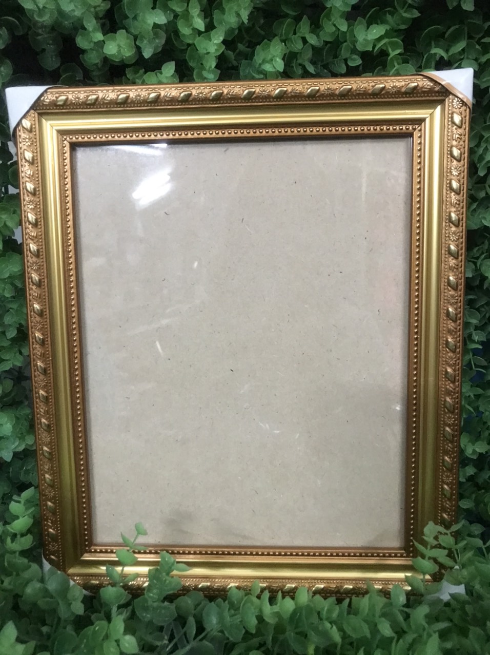 Khung hình có kiếng ,móc treo 2 đầu để hình co kt 15x21,chân chóng phía sau để bành