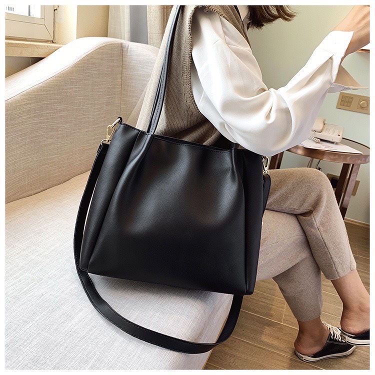 Túi basic đeo chéo da mềm màu vàng đen