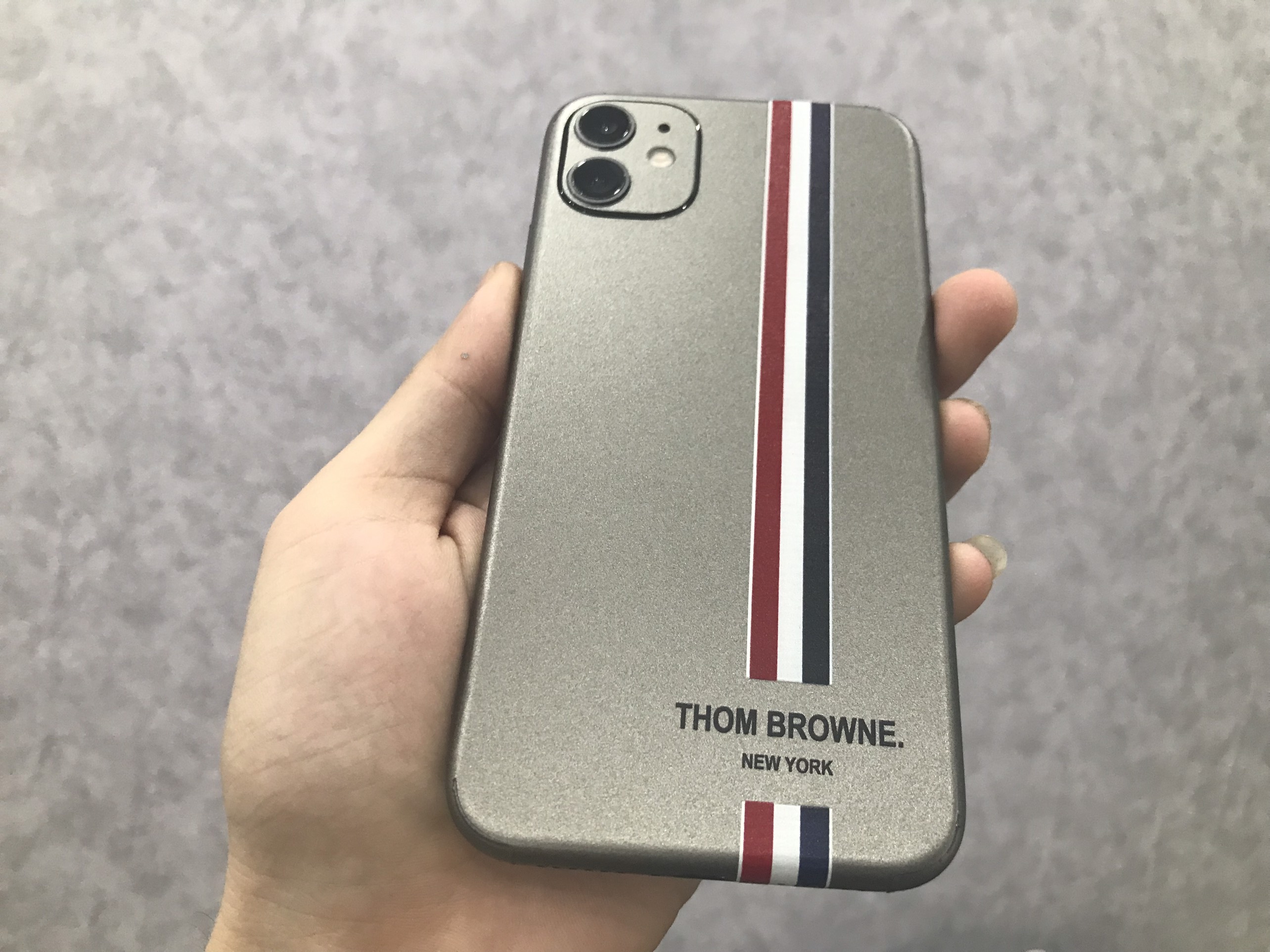 Dán Skin 3M Thom Browne cho iPhone cắt full viền
