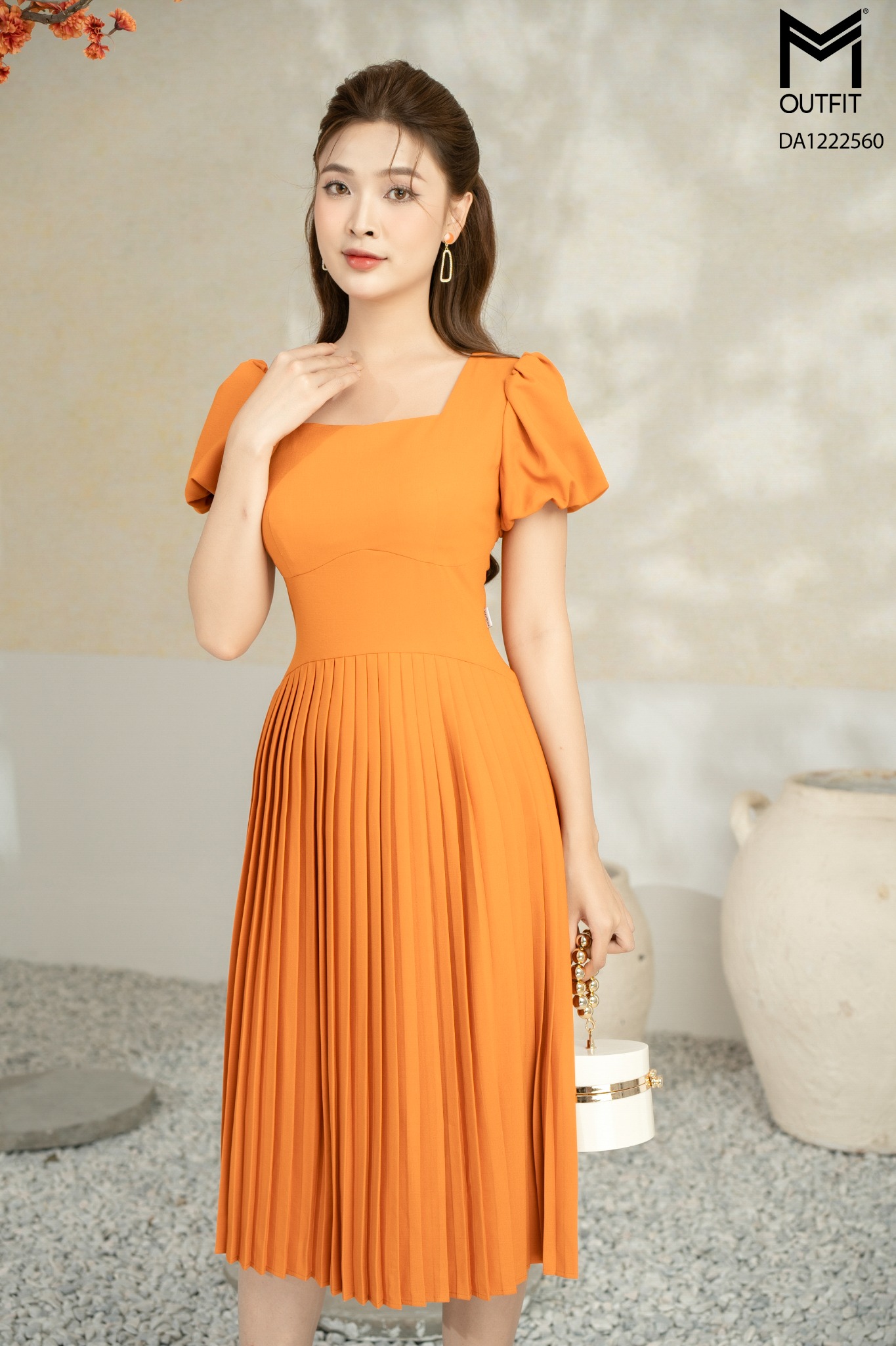 Đầm dáng xòe, tay bồng, tùng xếp ly