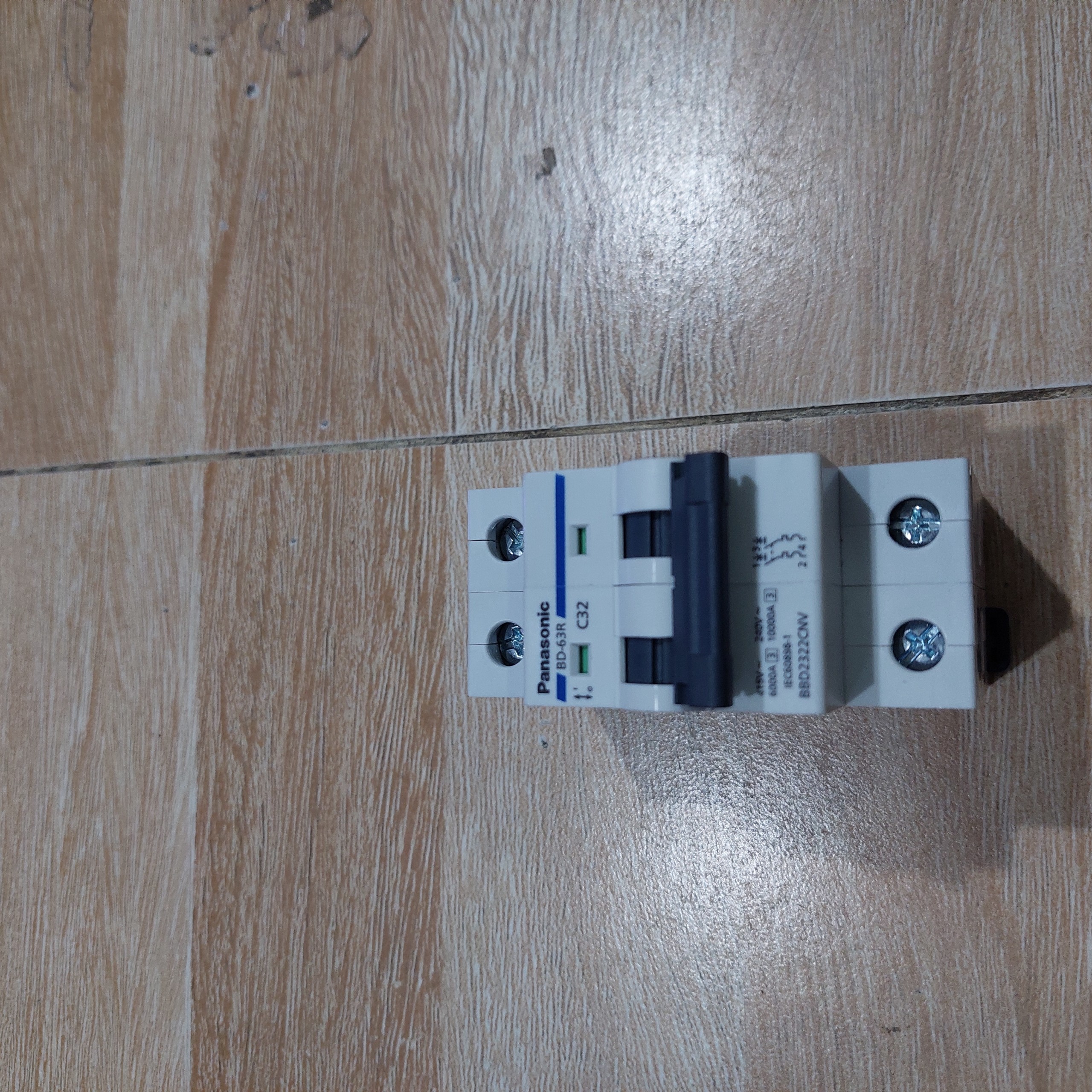 1 cái CB 2 pha PANASONIC 32A CB/ cầu dao tự ngắt / aptomart