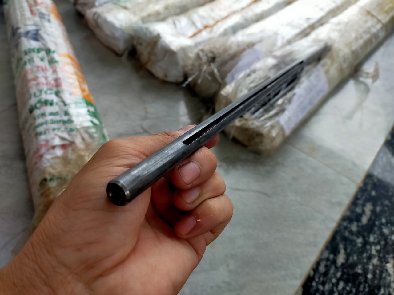 ống thép đúc rọc rãnh lỗ 6.4mm phi 12 dài 70cm