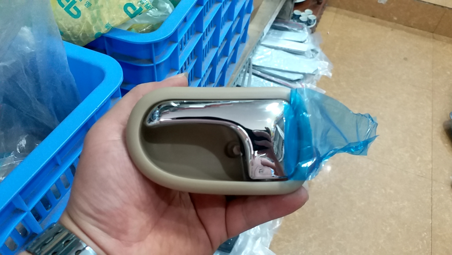 Bộ Tay nắm cửa Trong cho Xe Mazda 323, Ford laser Các Đời xe 2002, 2003, 2004