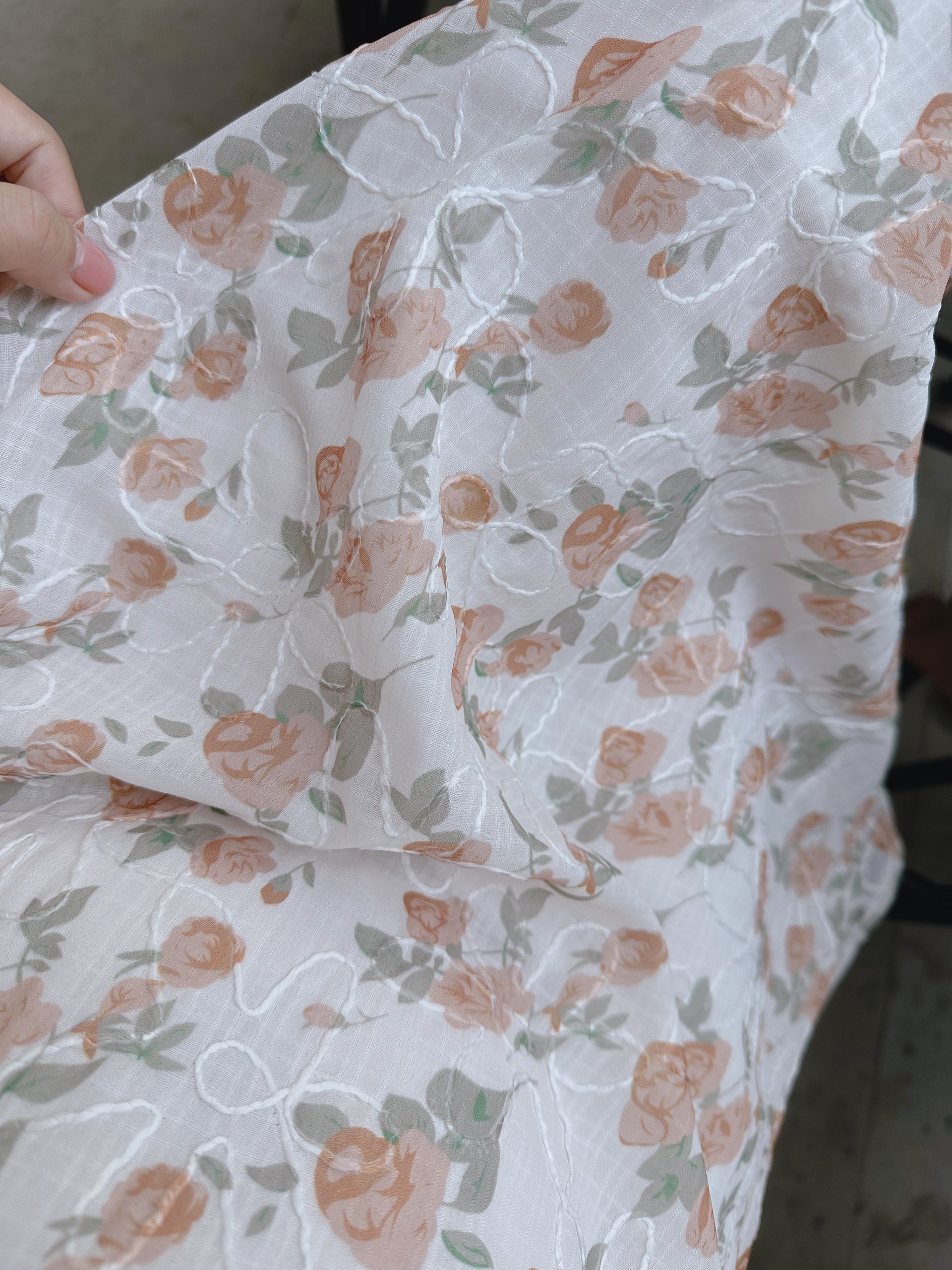 Đầm hoa nâu phối chỉ thêu dáng midi