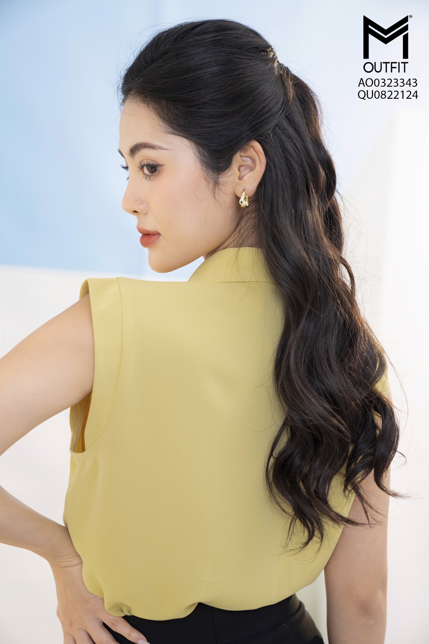 Áo sơ mi sát nách, cổ đức