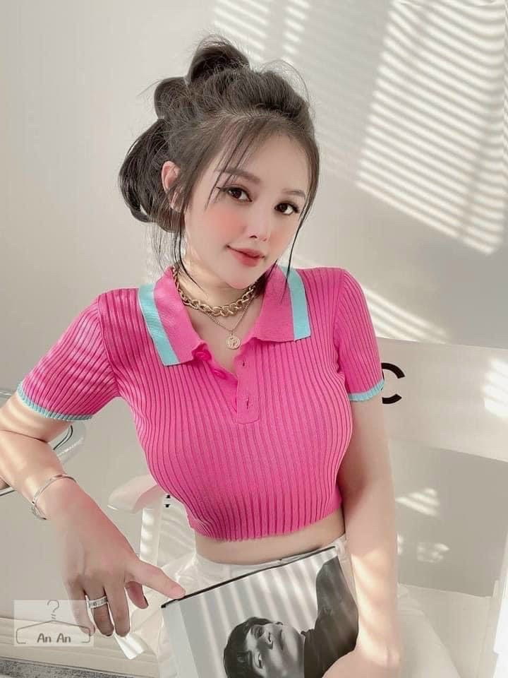 Áo kiểu thun gân tay ngắn phối sọc tay.