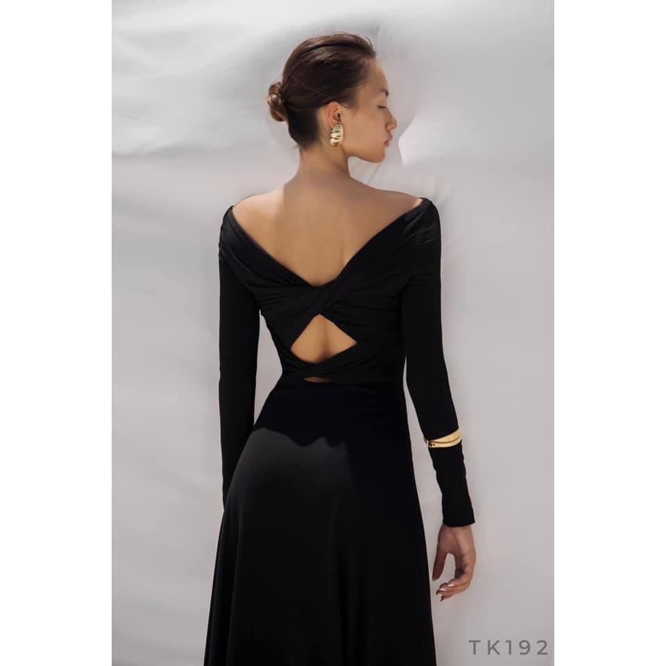 Đầm body tay dài cut out lưng màu đen