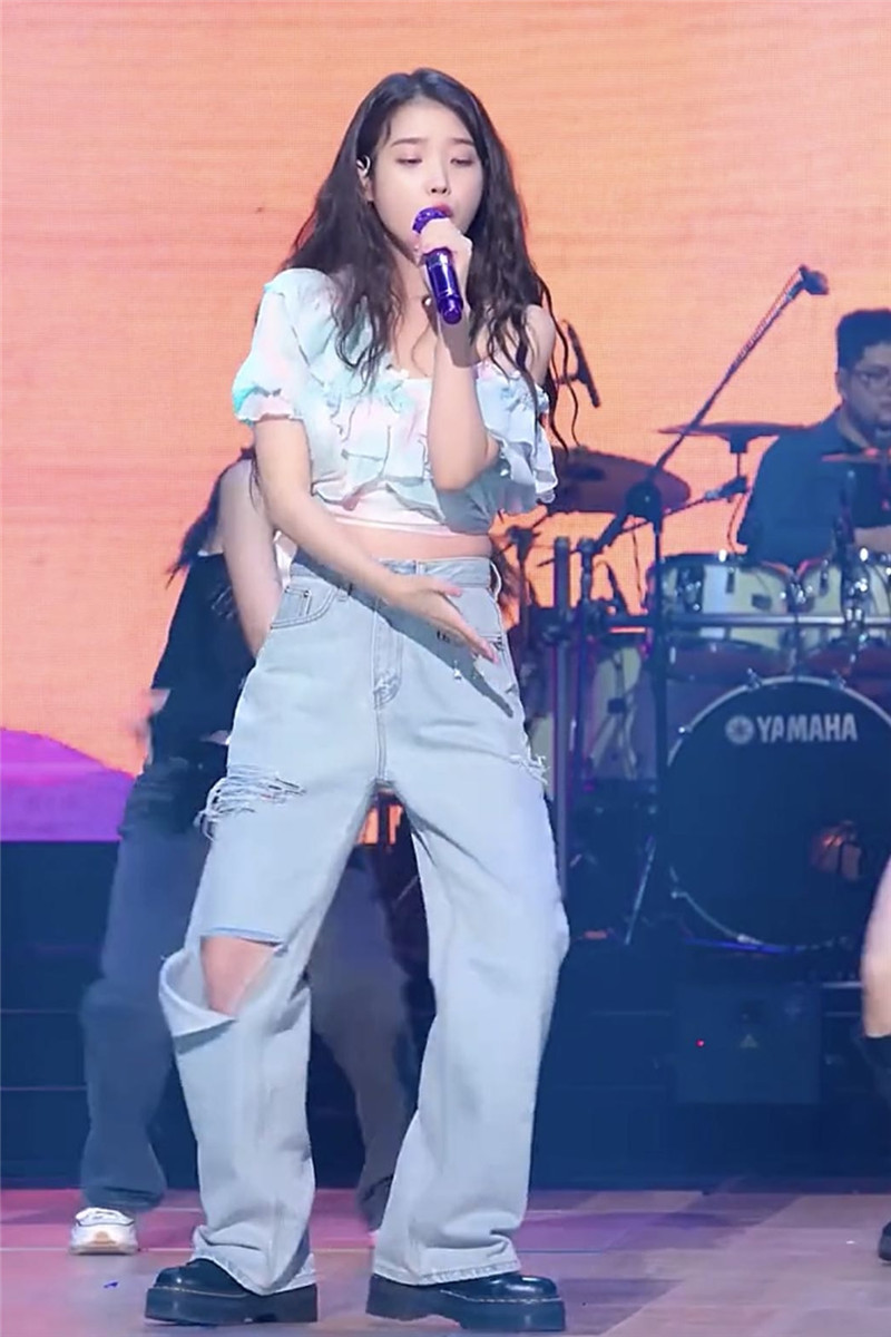 Quần Jeans rách cạp cao xanh nhạt IU