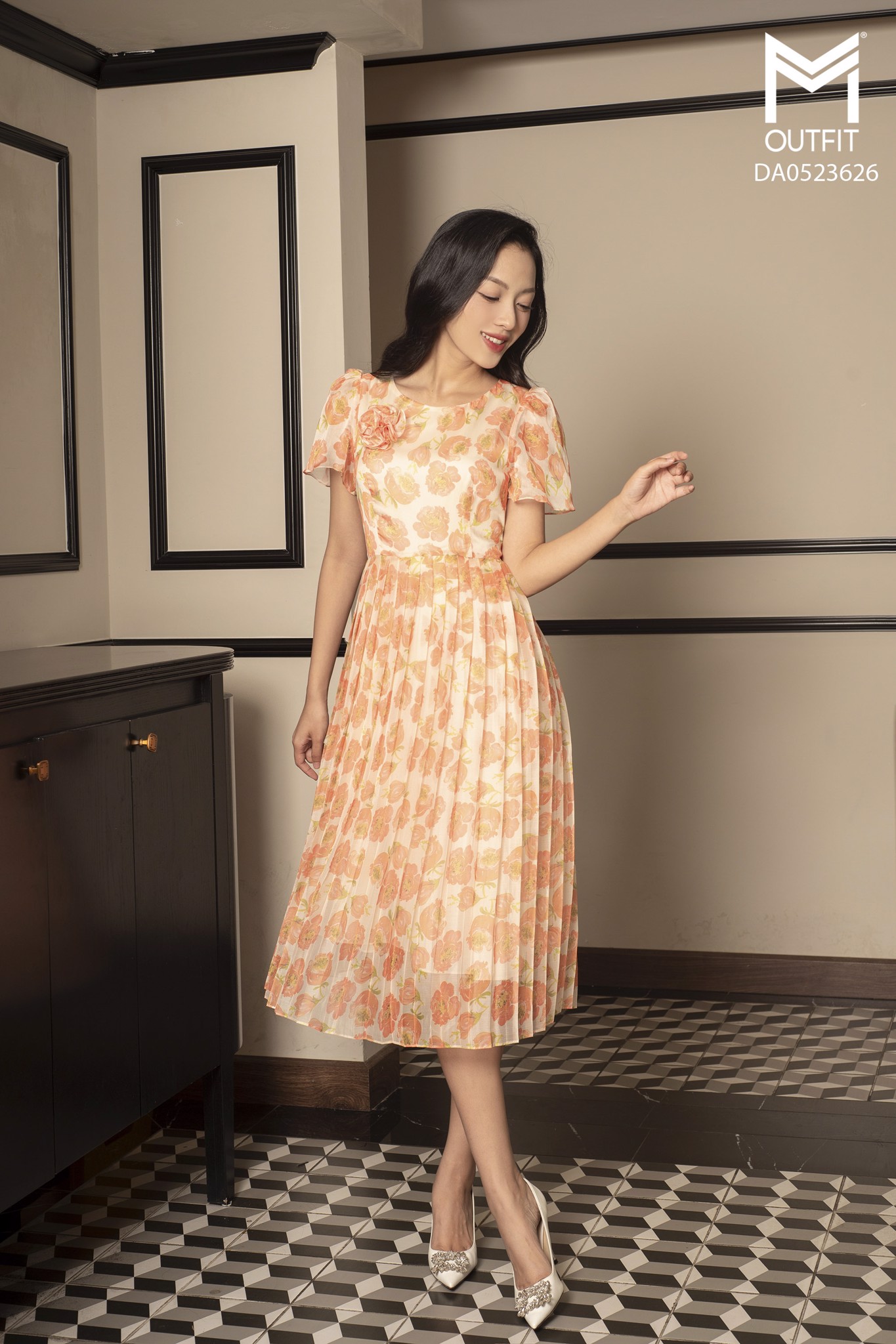 ĐẦM XẾP LY, NƠ NGỰC
