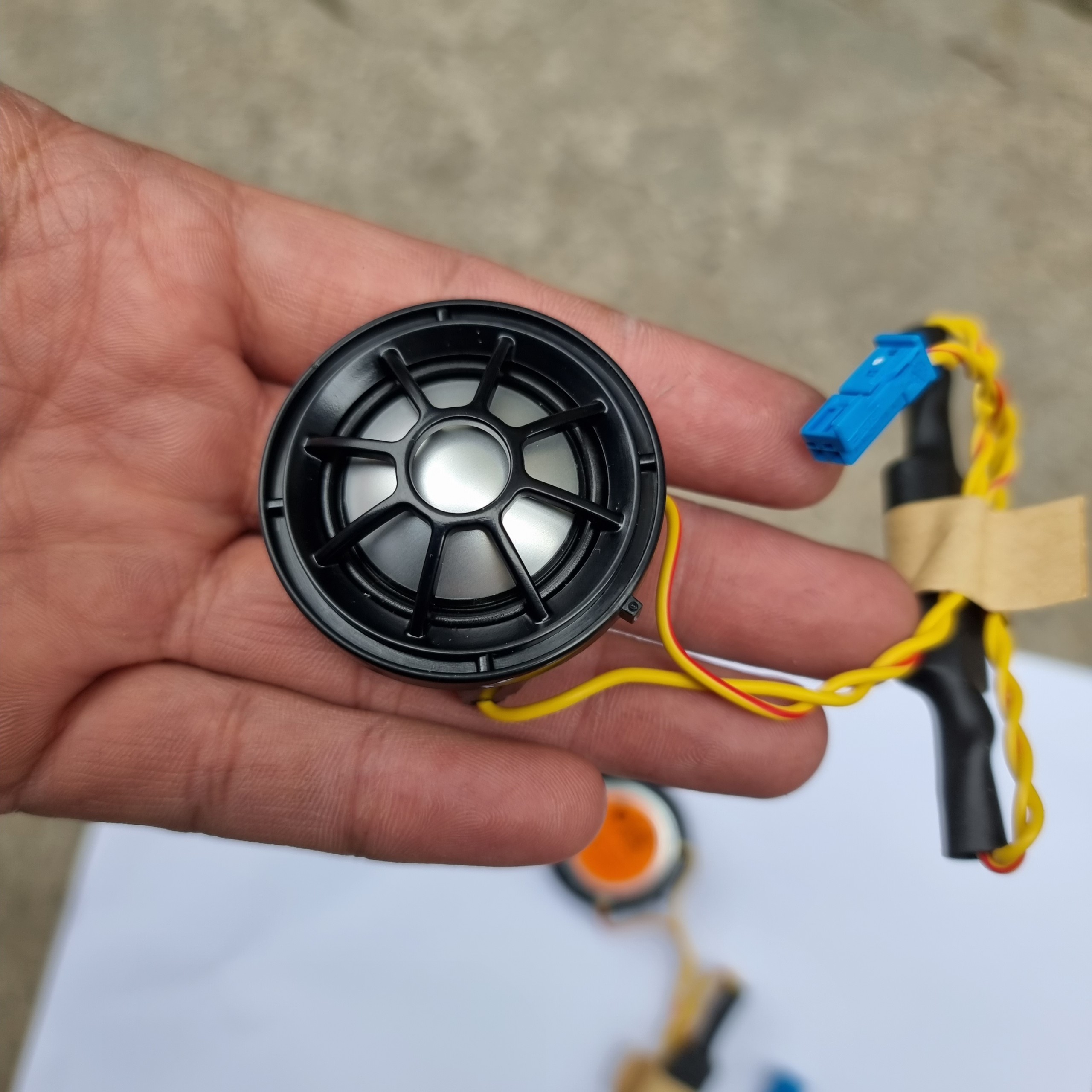 Loa treble BMW Harman Kardon cao cấp hàng tháo xe mới 99%. Âm thanh đỉnh cao