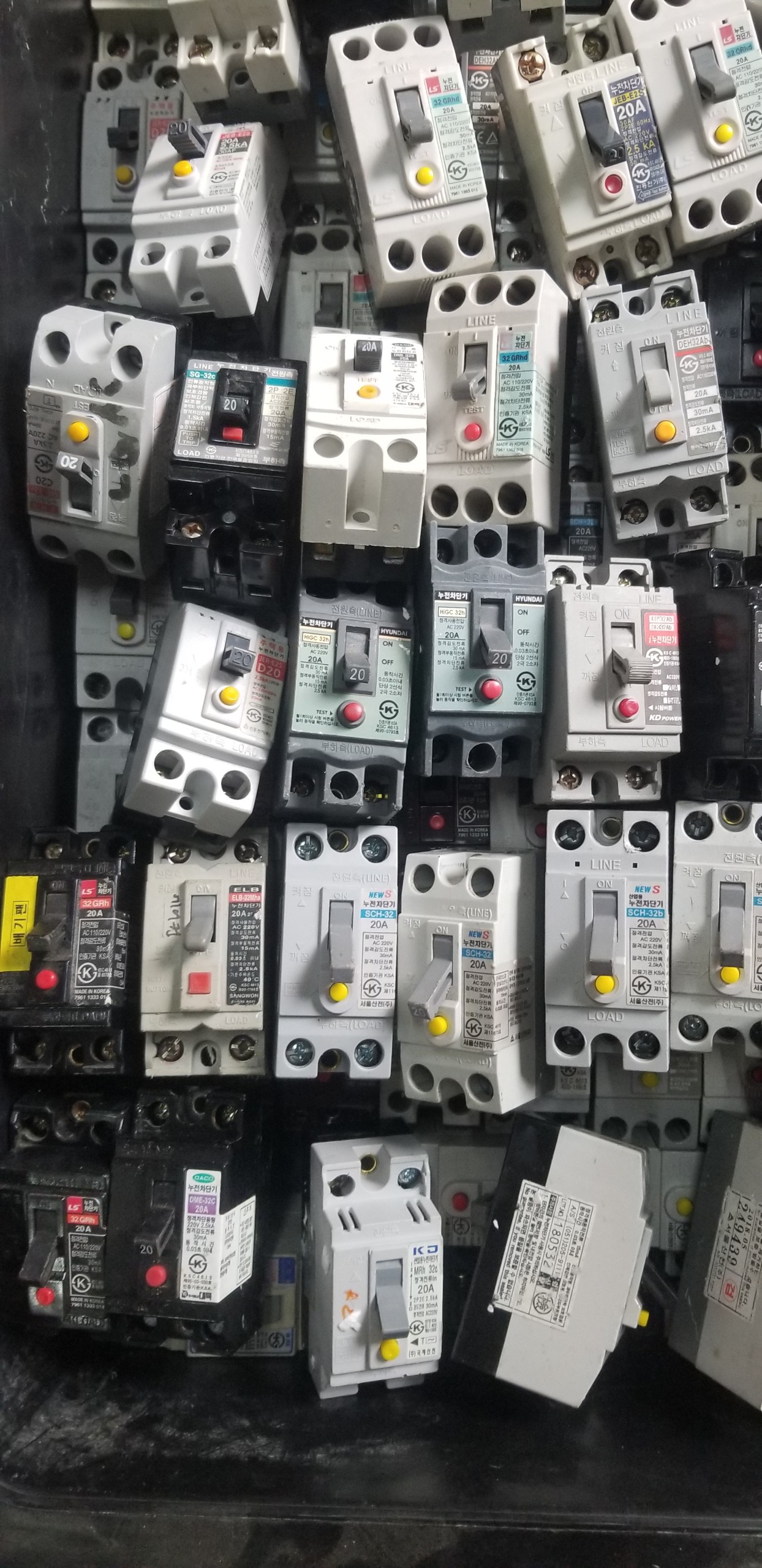 Aptomat CB chống giật 15, 20, 30A hàng bãi