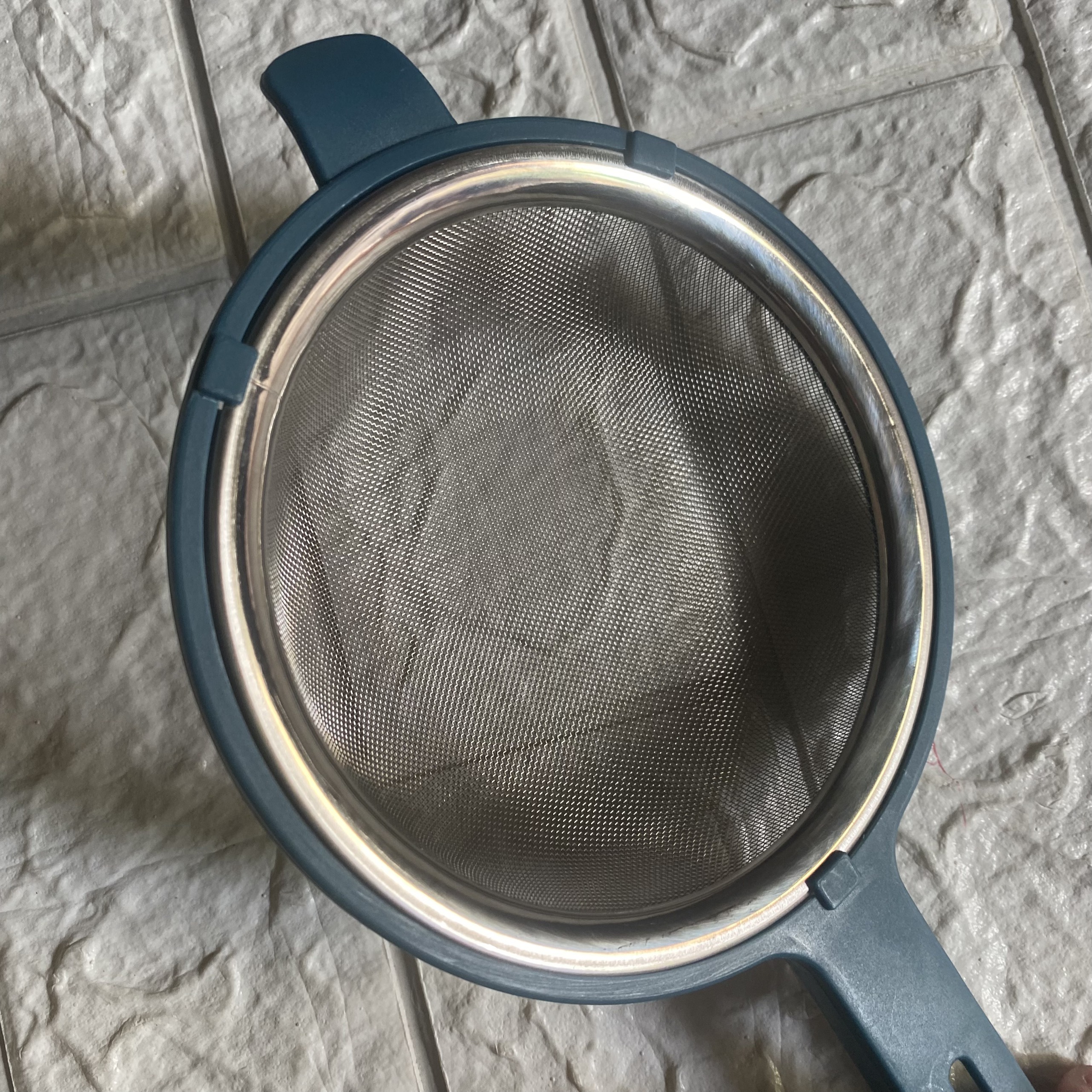 Rây lọc thức ăn  Inox có tay cầm bằng nhựa tiện lợi chuyên dụng. Size 8-10-12-15-17cm