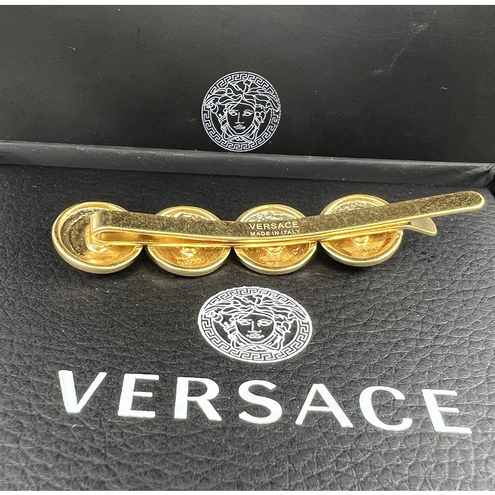 Kẹp tóc phong cách Versace cổ điển 2023