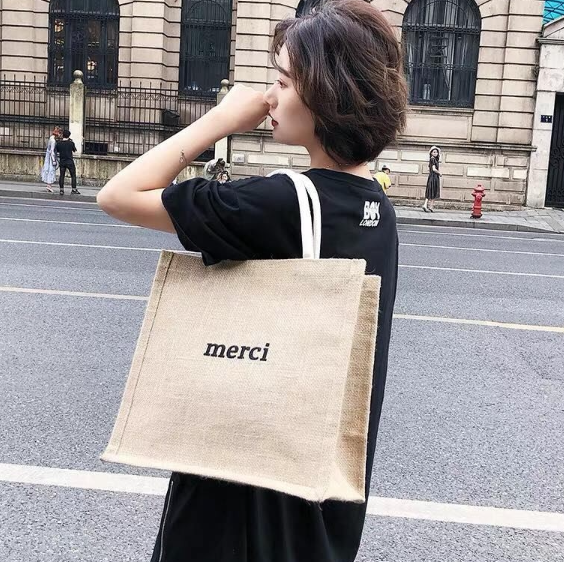 Túi cói Merci có miếng đệm đáy giữ form túi