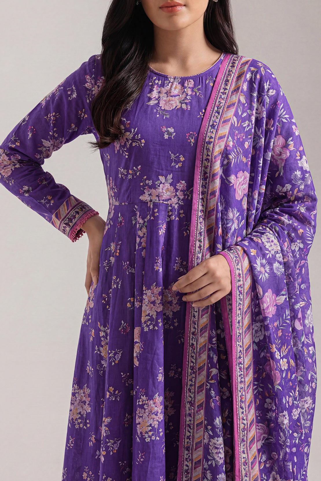 Saya%20Unstitched%20Printed%20Lawn%202%20Piece%20Suit%20For%20Women%20(Shirt/Dupatta)%20-%20Unstitched%20Fabric%20For%20Women%20-%20SUMMER%202026%20GILDED%20PETALS%20-%20Image%209