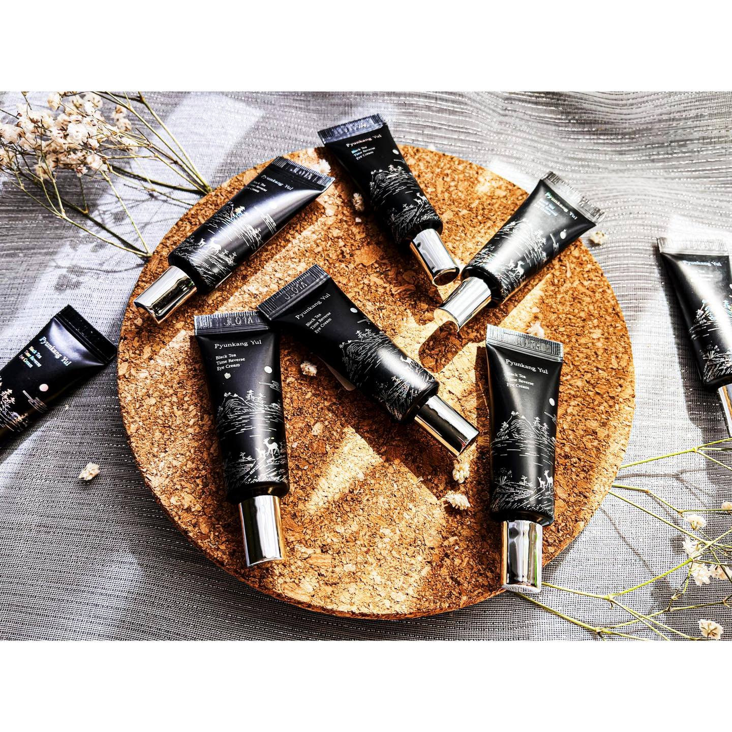 KEM DƯỠNG MẮT CHỐNG NHĂN TỪ TRÀ ĐEN 𝗣𝗬𝗨𝗡𝗞𝗔𝗡𝗚 𝗬𝗨𝗟 𝗕𝗟𝗔𝗖𝗞 𝗧𝗘𝗔 𝗧𝗜𝗠𝗘 𝗥𝗘𝗩𝗘𝗥𝗦𝗘 𝗘𝗬𝗘 𝗖𝗥𝗘𝗔𝗠 25ML