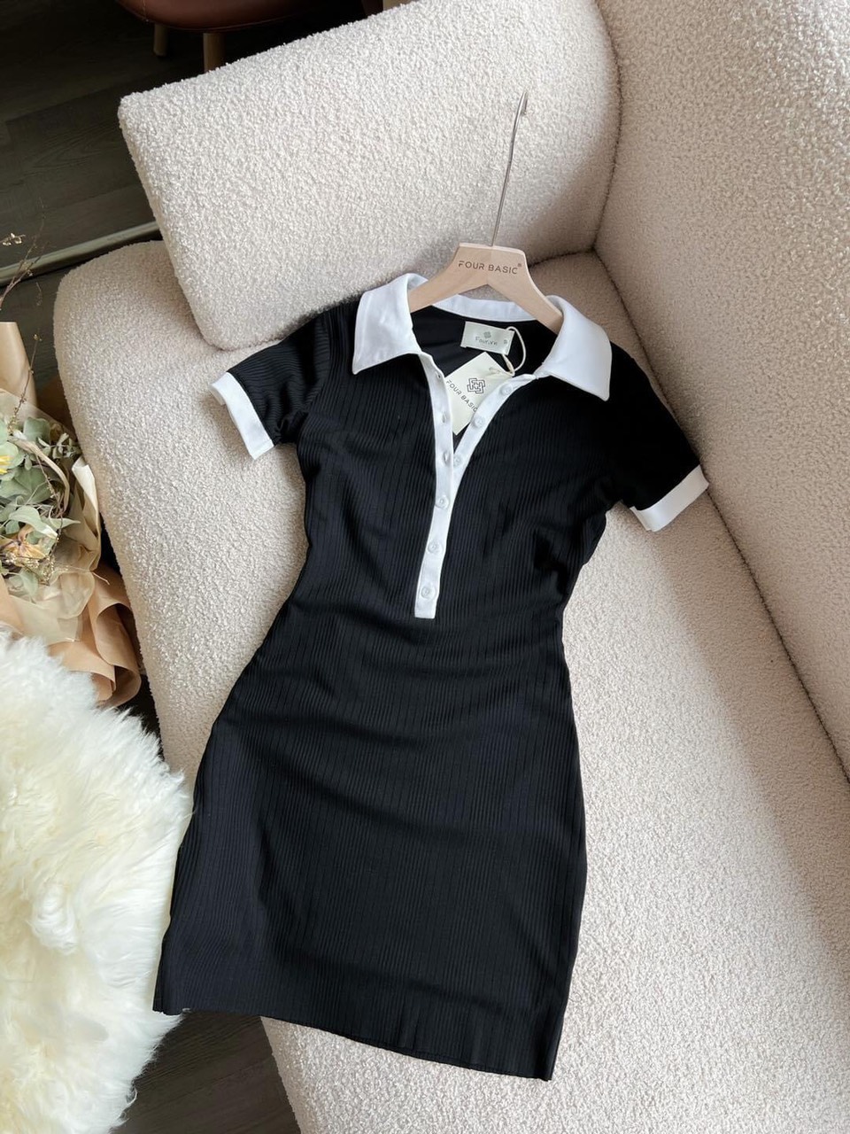Đầm kiểu cổ sơ mi trụ phối nút chất vải xương cá.