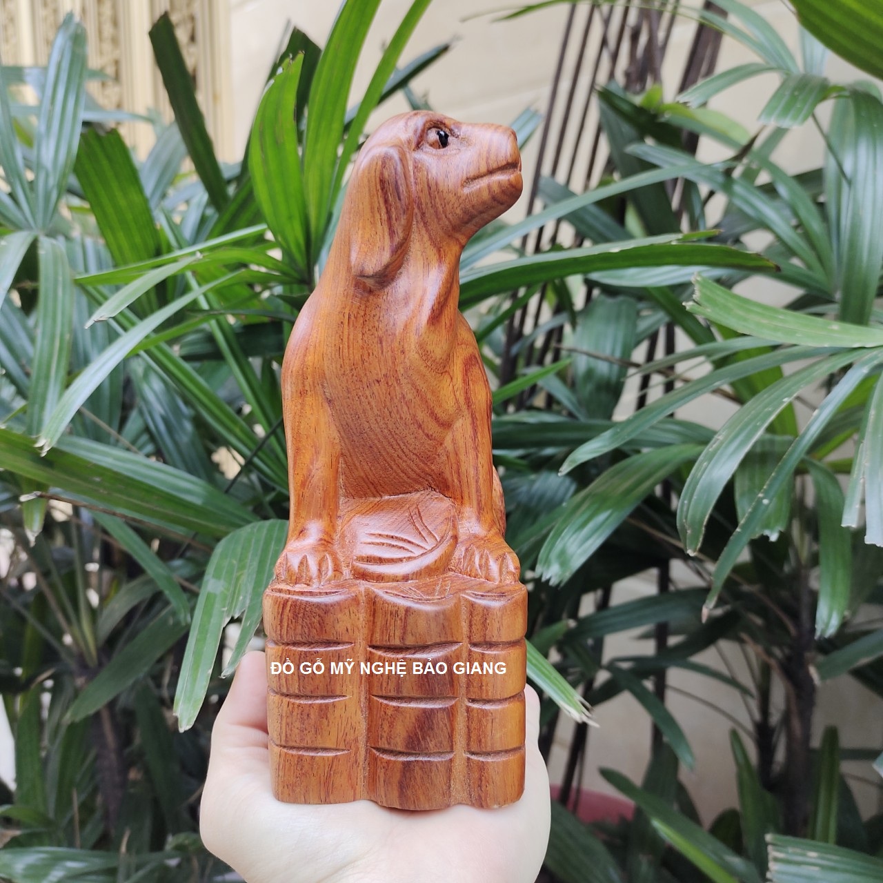 Tượng con chó gỗ hương cao 20 cm