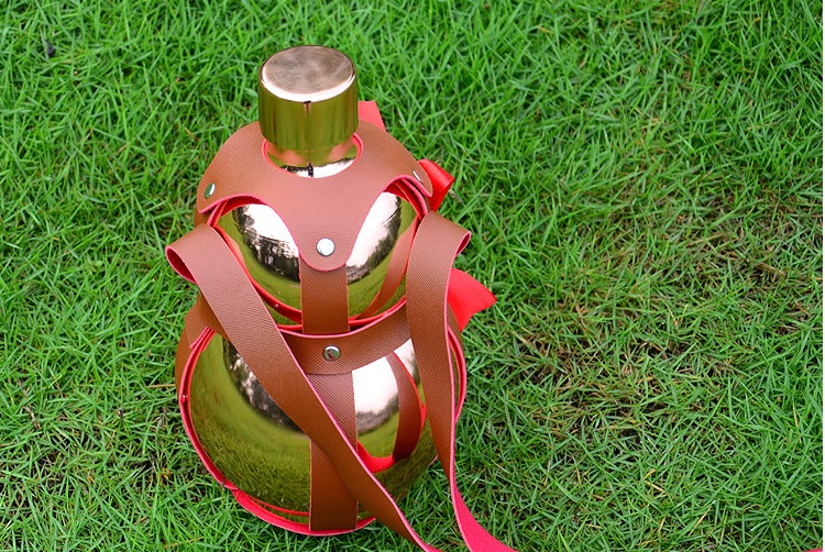 Bình inox đựng rượu hồ lô mạ vàng đồng 2 lít, có bao da rời xách tay