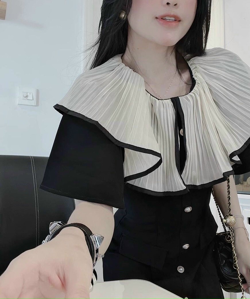 ĐẦM ĐEN NÚT PHỐI CỔ XẾP LY NUDE