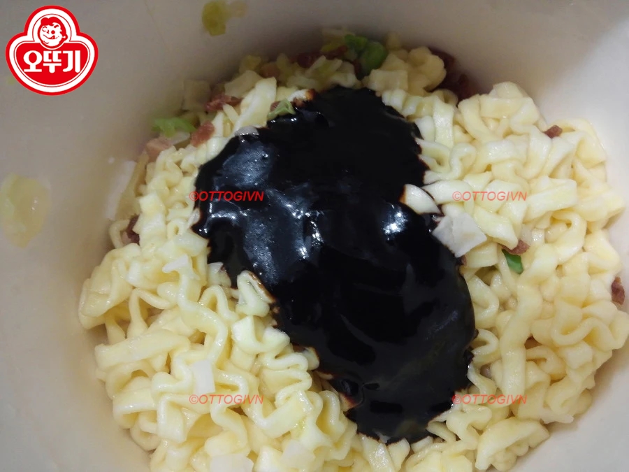 Mì Ly Jin jjajang xốt tương đen Otoki 70g