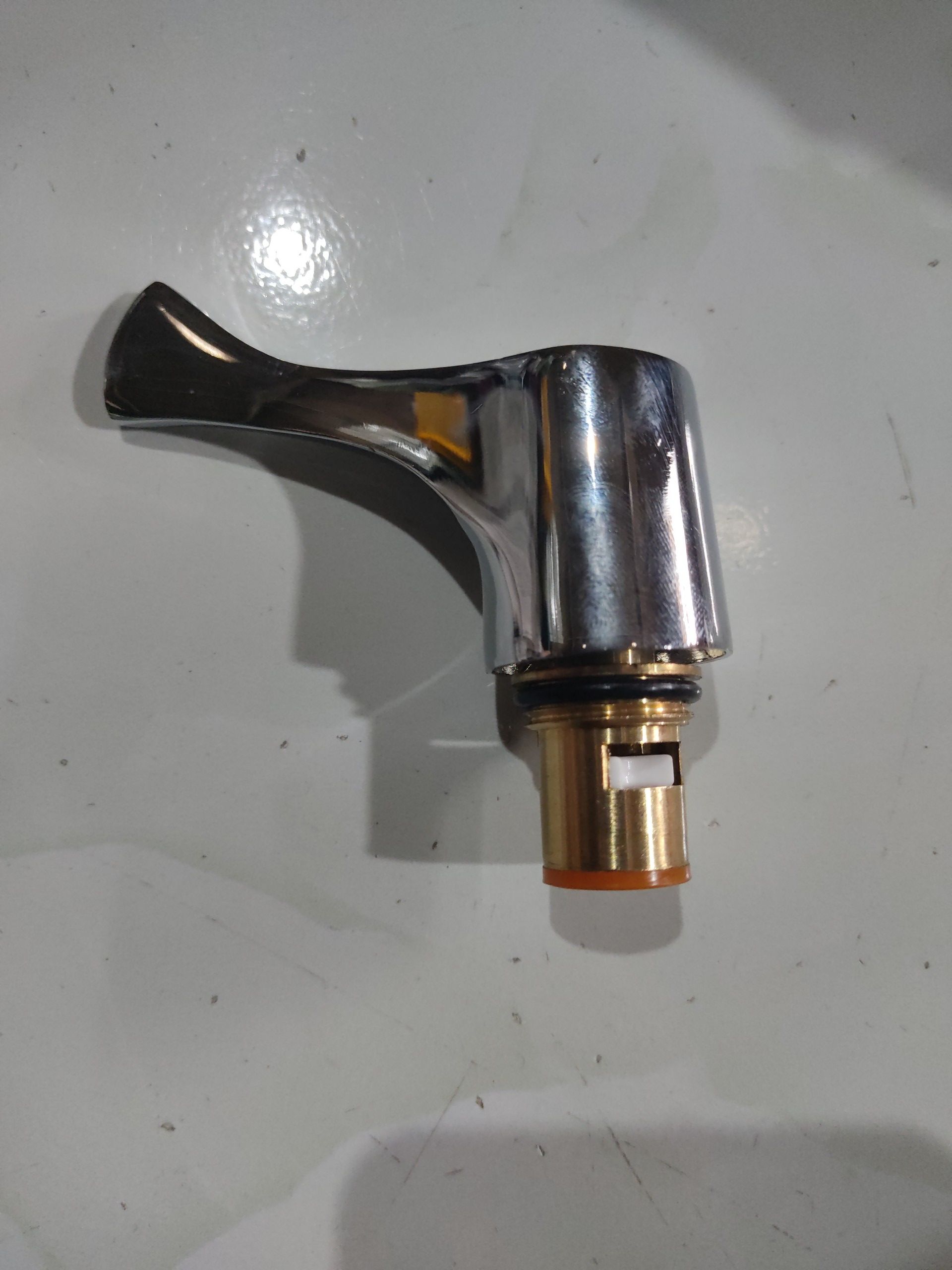 Tay Gạt Tay Vặn Vòi Nước Củ Sen Lạnh Núm Vặn Củ Sen Tắm Tặng Kèm Lõi