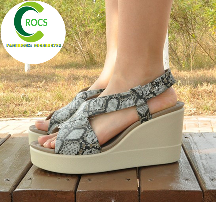 GIÀY SANDAL ĐẾ XUỒNG 8CM CHỐNG HÔI CHÂN CROCS BLOOKLYN HIGH WEDGE NỮ |  