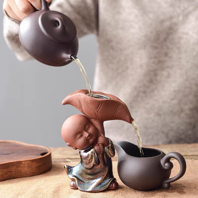 Chú Tiểu cầm Lá Sen— bộ lọc trà.