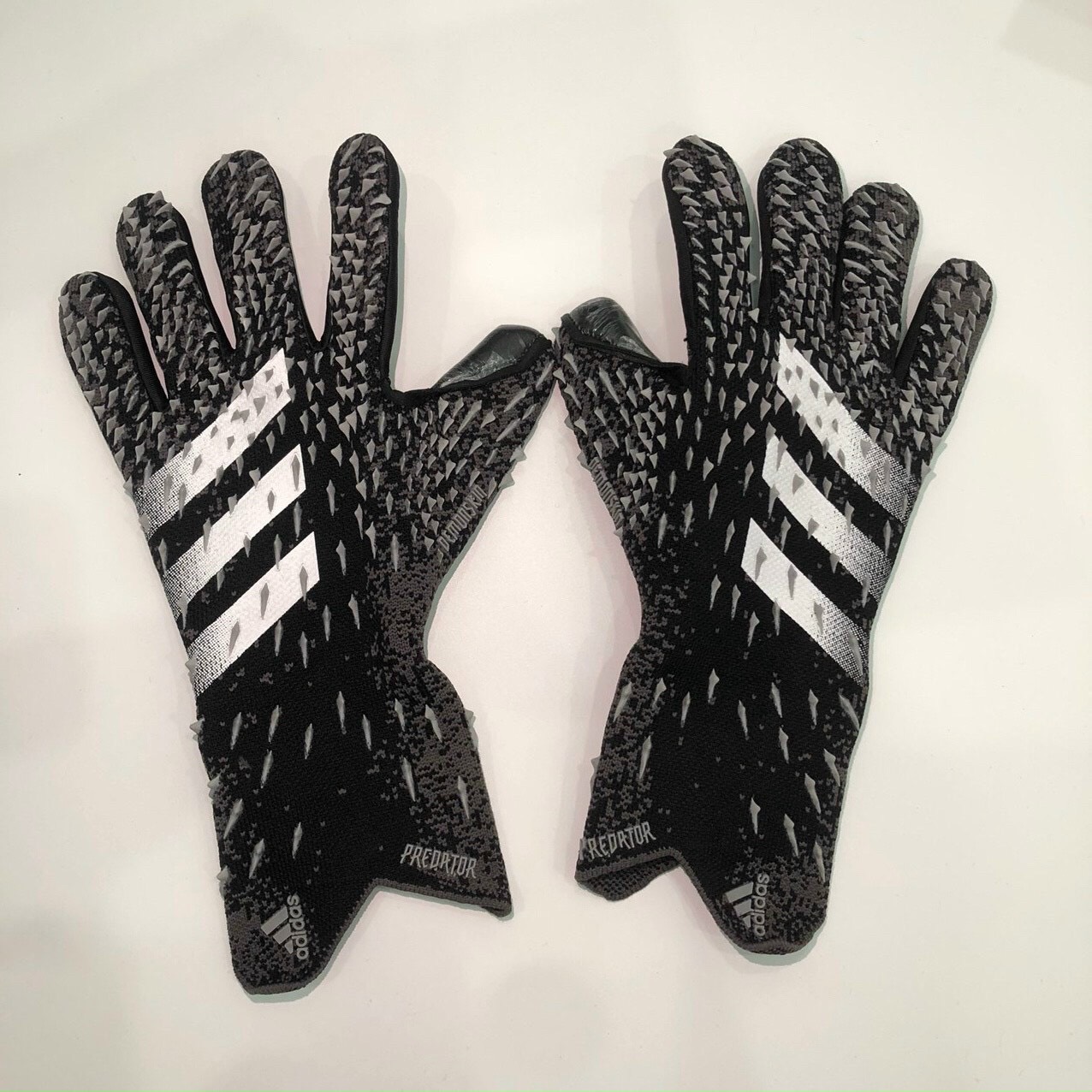 Găng tay thủ môn Predator Freak cao cấp