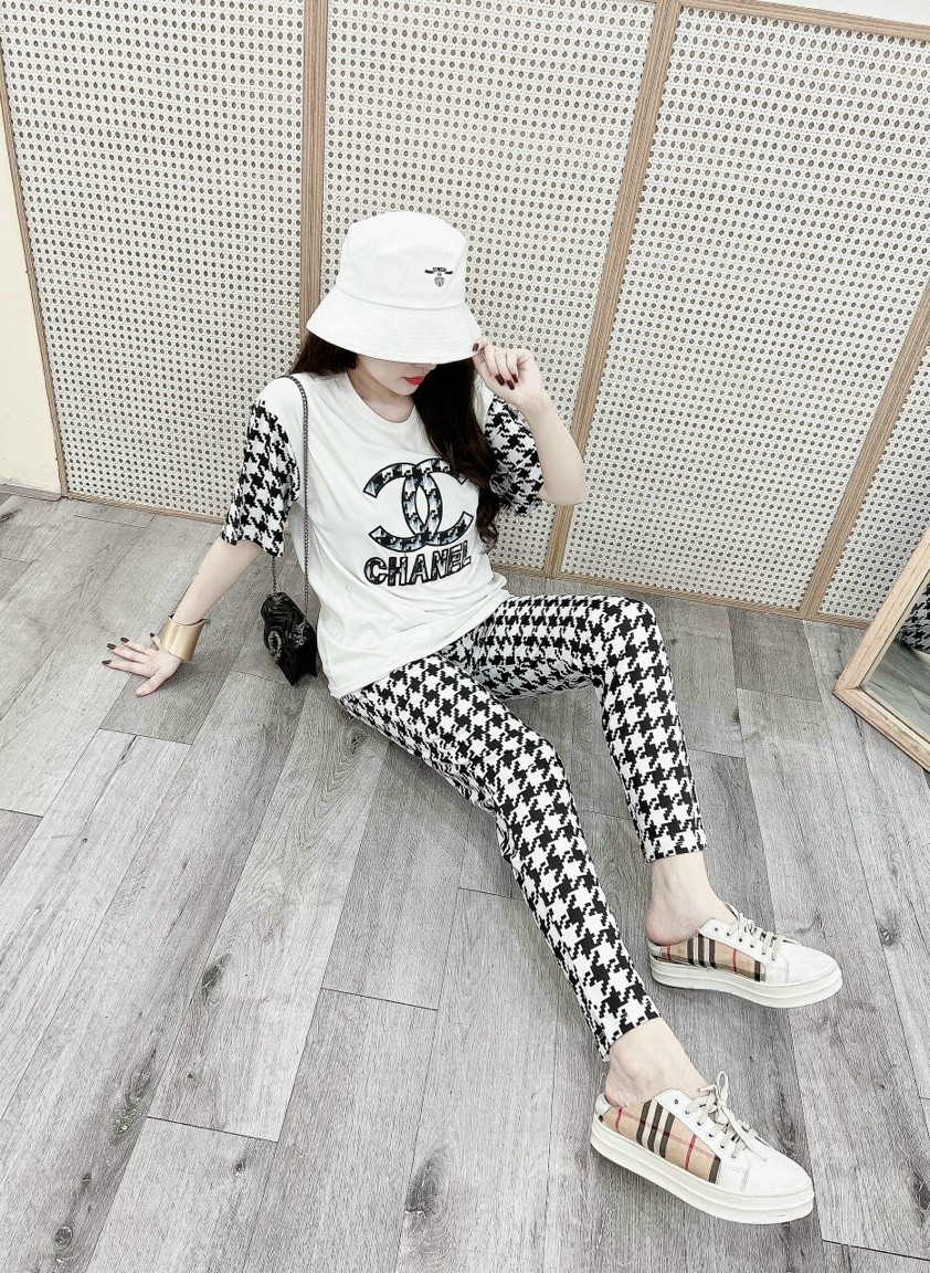 Đô bộ thun form rộng họa tiết đắp chữ C