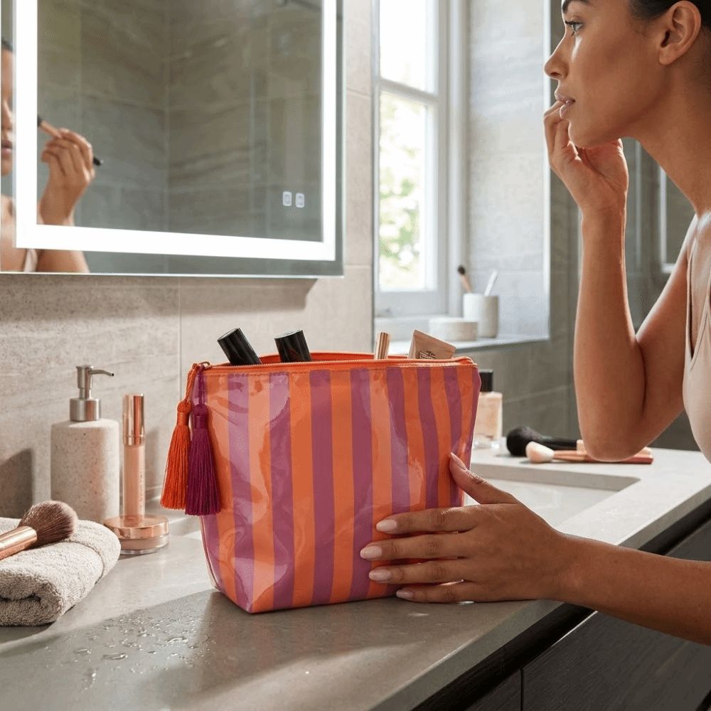 Waterproof%20Portable%20Fringed%20Travel%20Toiletry%20Bag%20Cute%20Design%20Zipper%20Closure%20PVC%20Striped%20Cosmetic%20Bag%20Large%20Capacity%20Glossy%20Makeup%20Brush%20Bag%20Wash%20Storage%20-%20Image%202