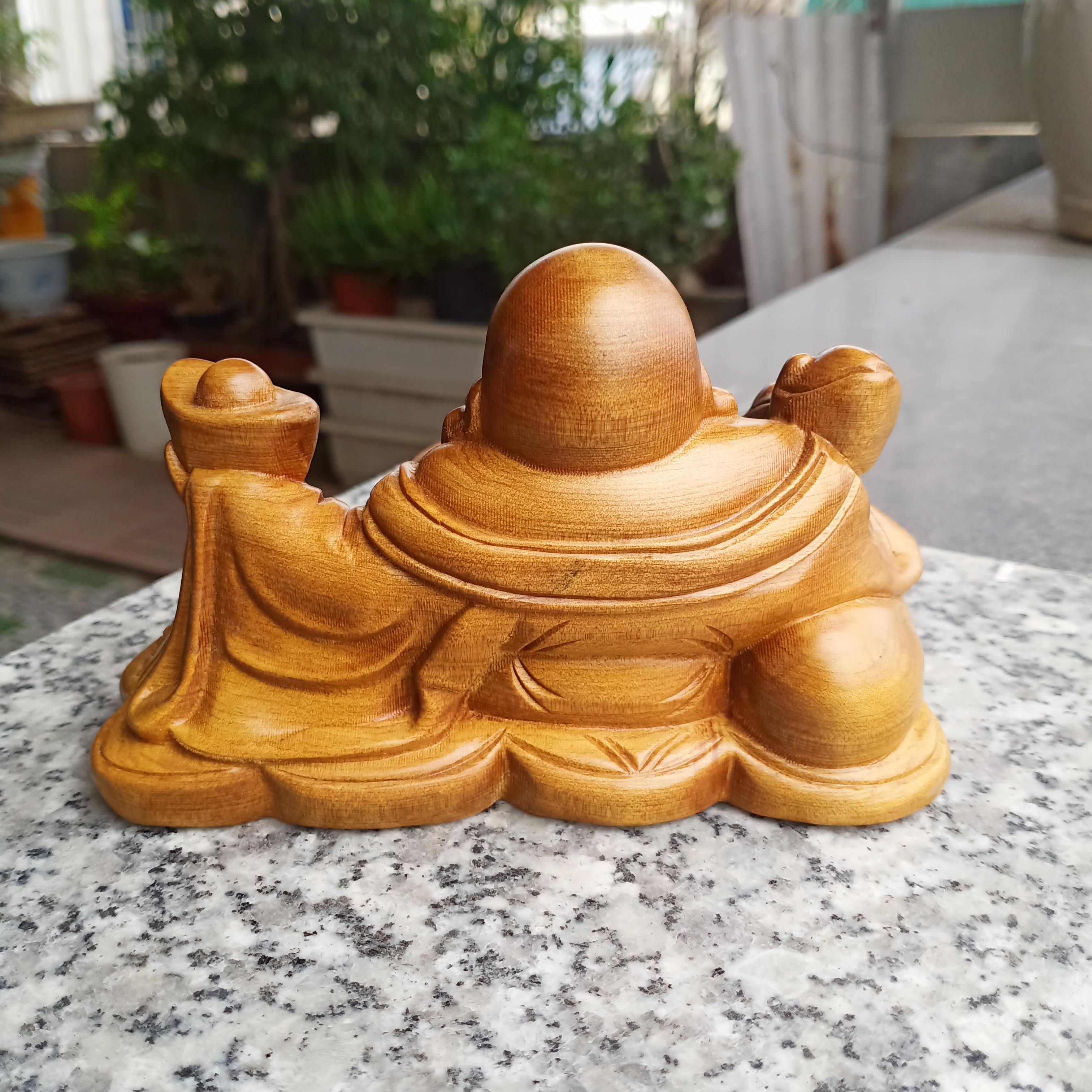 Tượng phật di lặc để bàn gỗ bách xanh