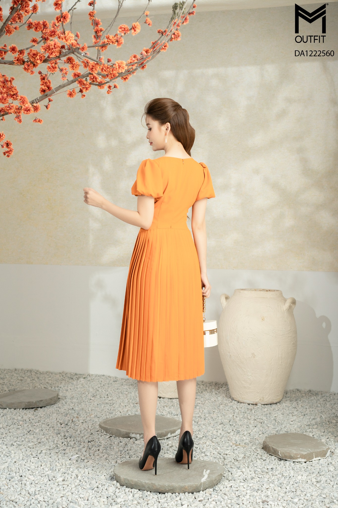 Đầm dáng xòe, tay bồng, tùng xếp ly
