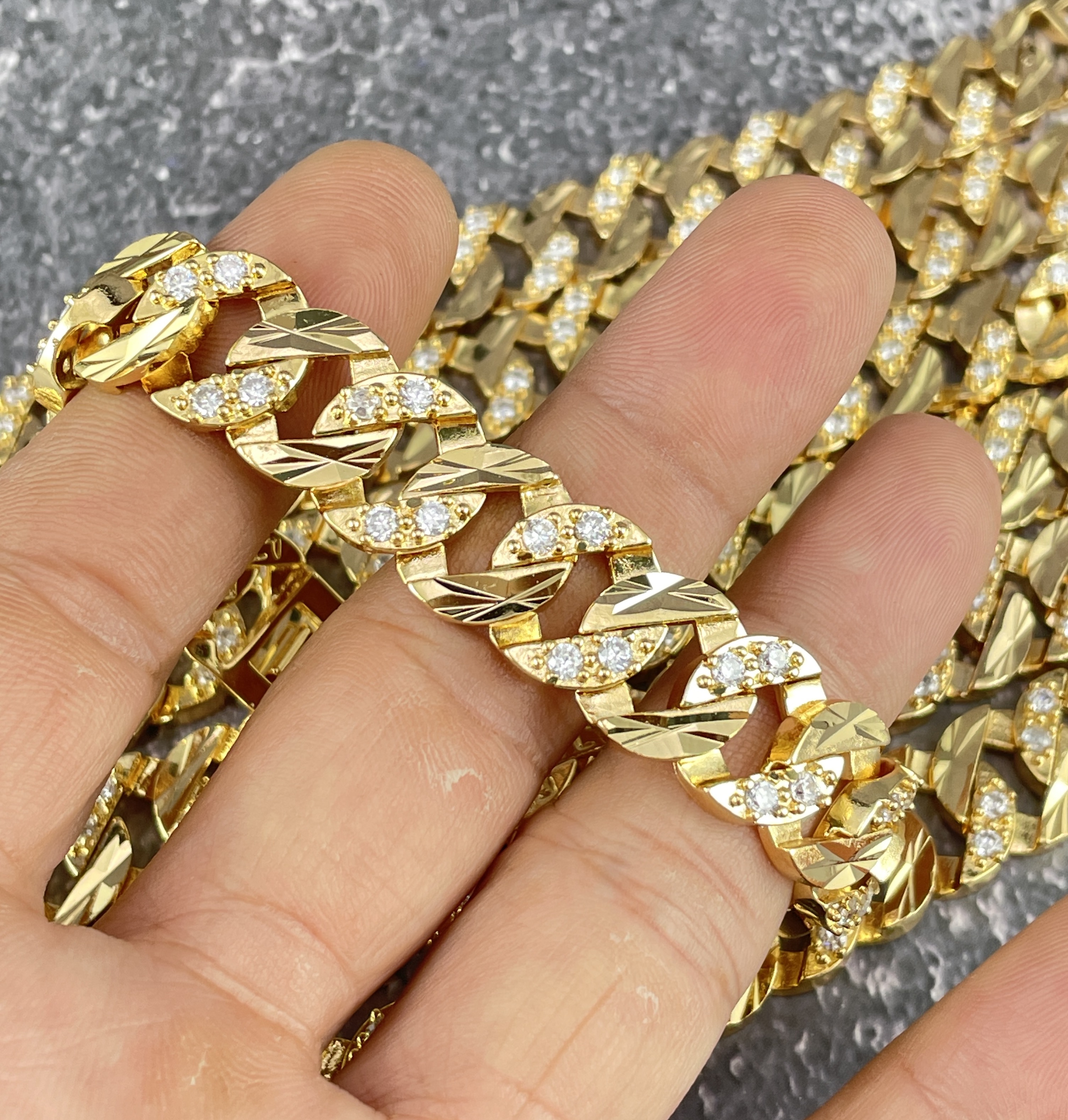 Lắc tay vàng 18k là biểu tượng của sự sang trọng và đẳng cấp. Vào năm 2024, ngành trang sức Việt Nam đã đạt được nhiều thành tựu và sản xuất những mẫu lắc tay đẹp mắt hơn bao giờ hết. Nếu bạn là người yêu thích sự đẳng cấp và muốn tìm hiểu thêm về mẫu lắc tay vàng 18k thì đừng bỏ lỡ hình ảnh này.

Translation:
An 18k gold bracelet is a symbol of luxury and class. In 2024, the Vietnamese jewelry industry has achieved significant success and produced more beautiful bracelet designs than ever before. If you love sophistication and want to learn more about 18k gold bracelets, don\'t miss out on this image.